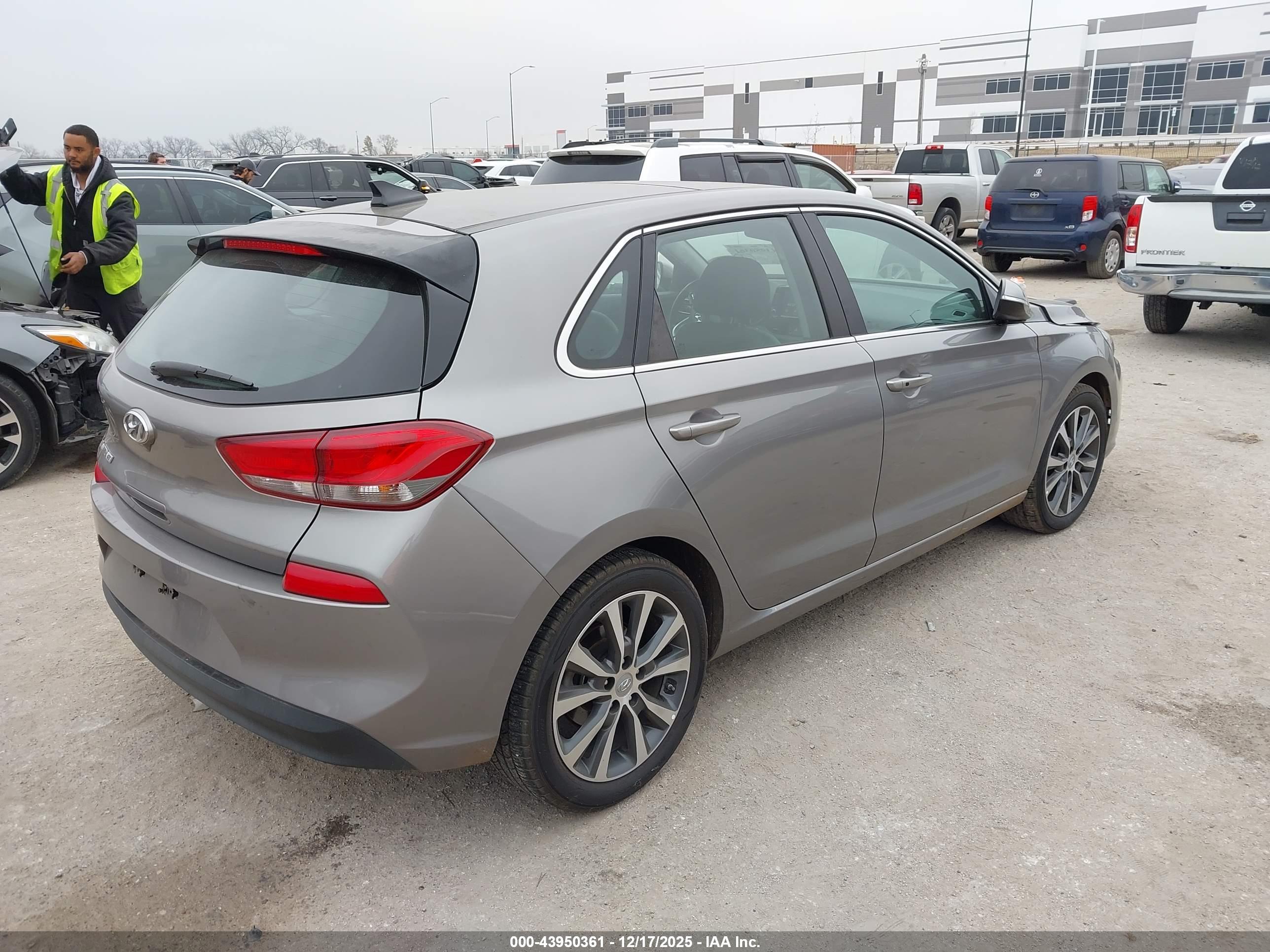 HYUNDAI ELANTRA image 4