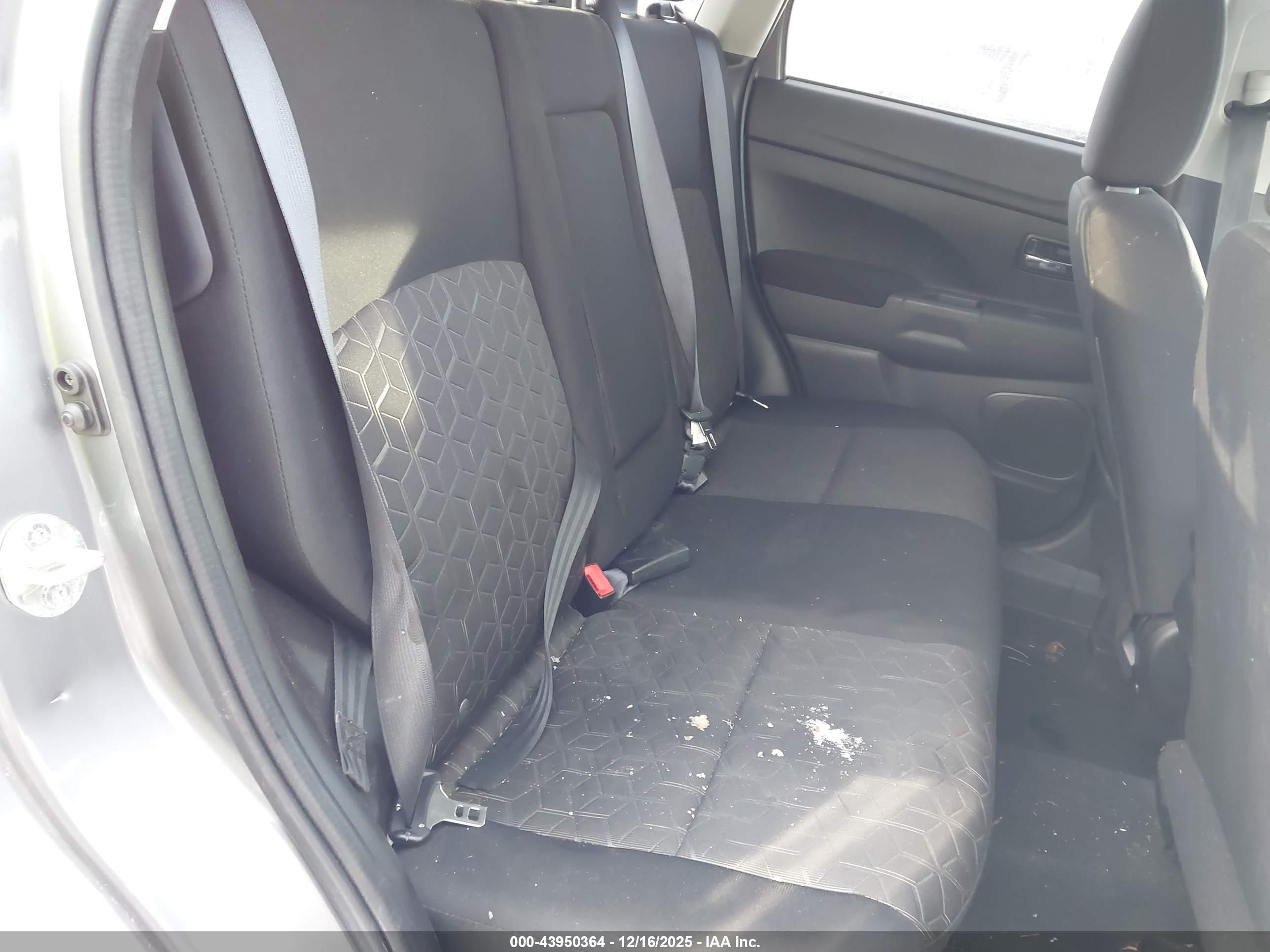 MITSUBISHI OUTLANDER image 8