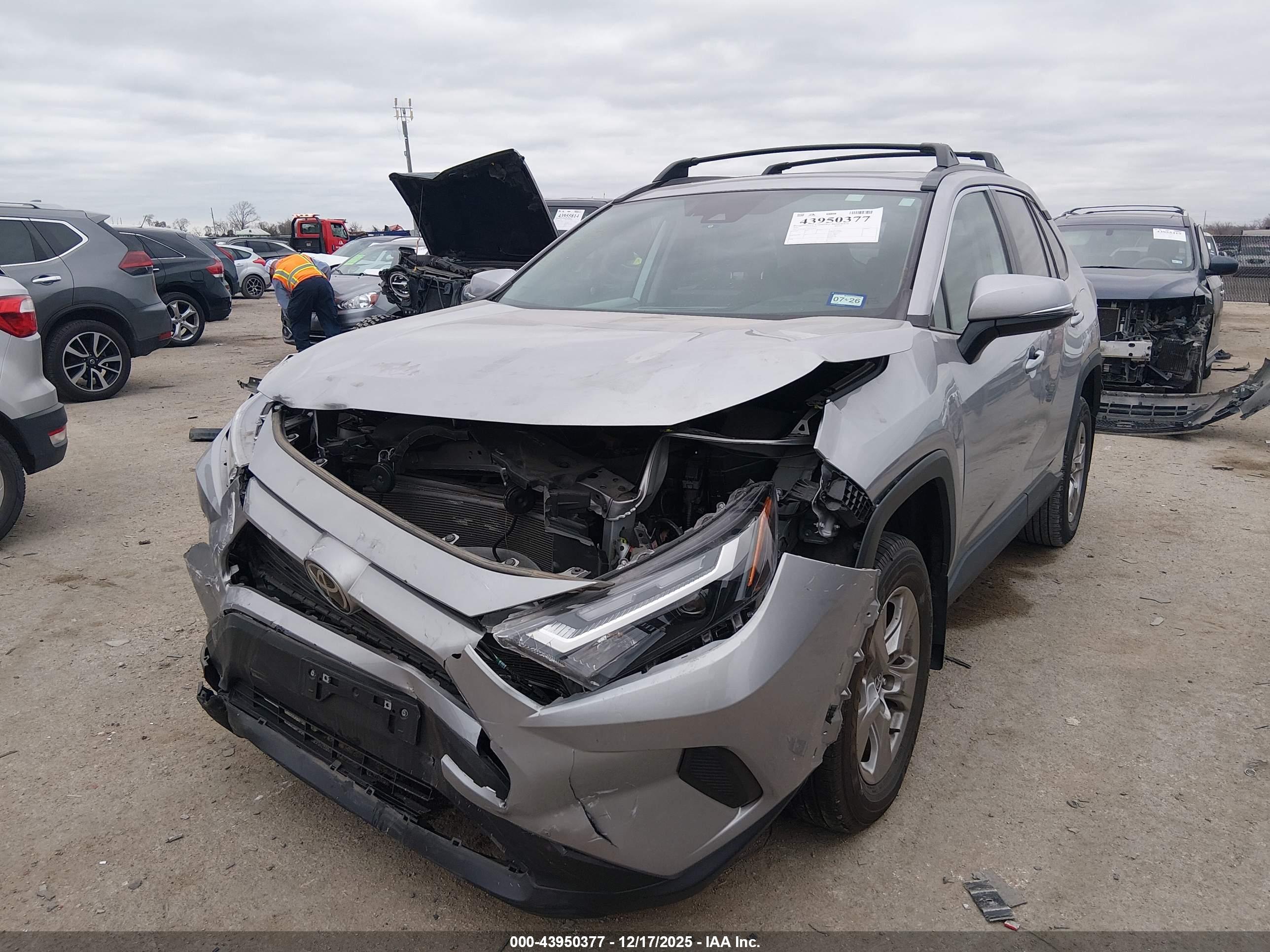 TOYOTA RAV4 image 2
