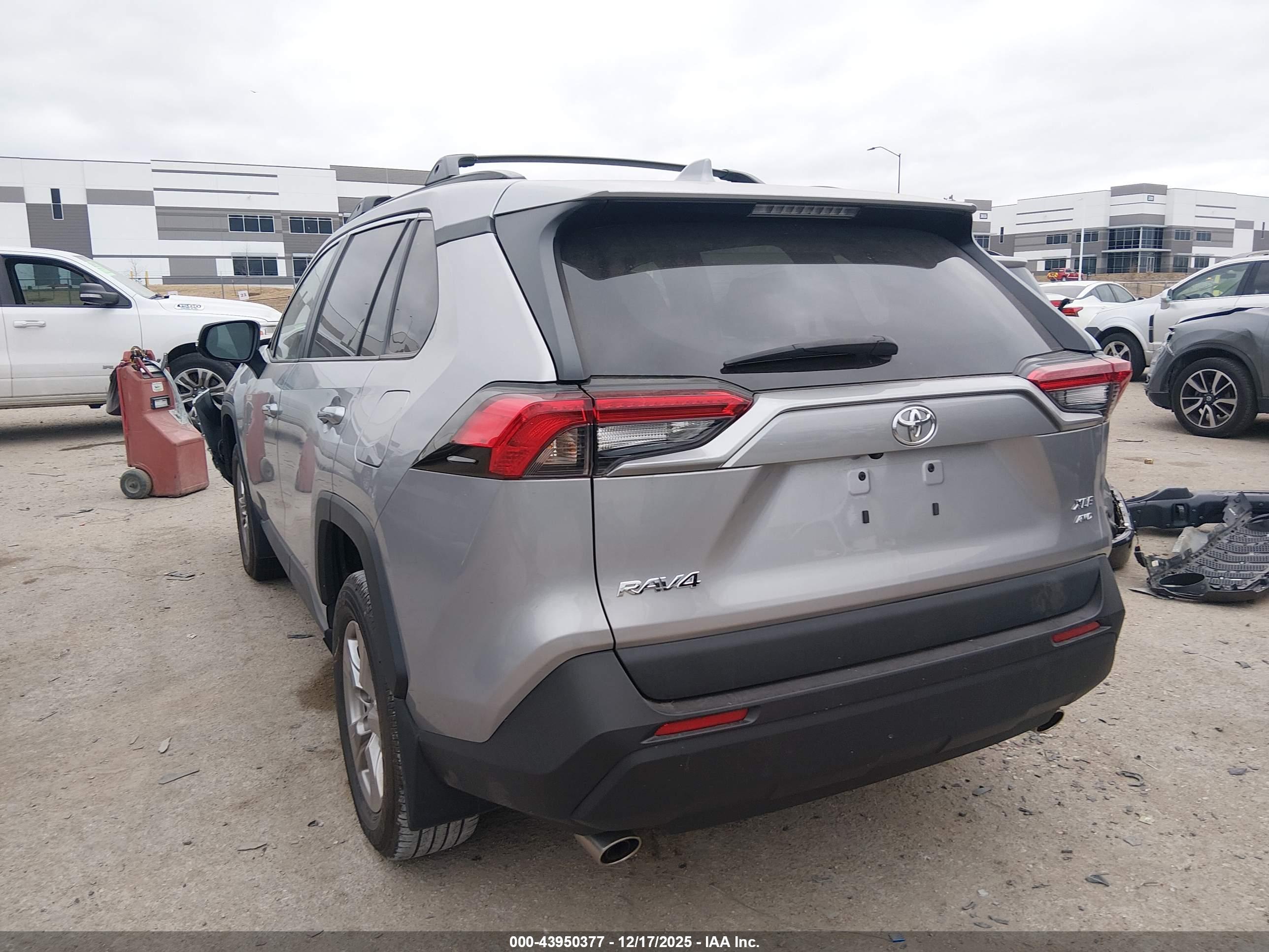 TOYOTA RAV4 image 3