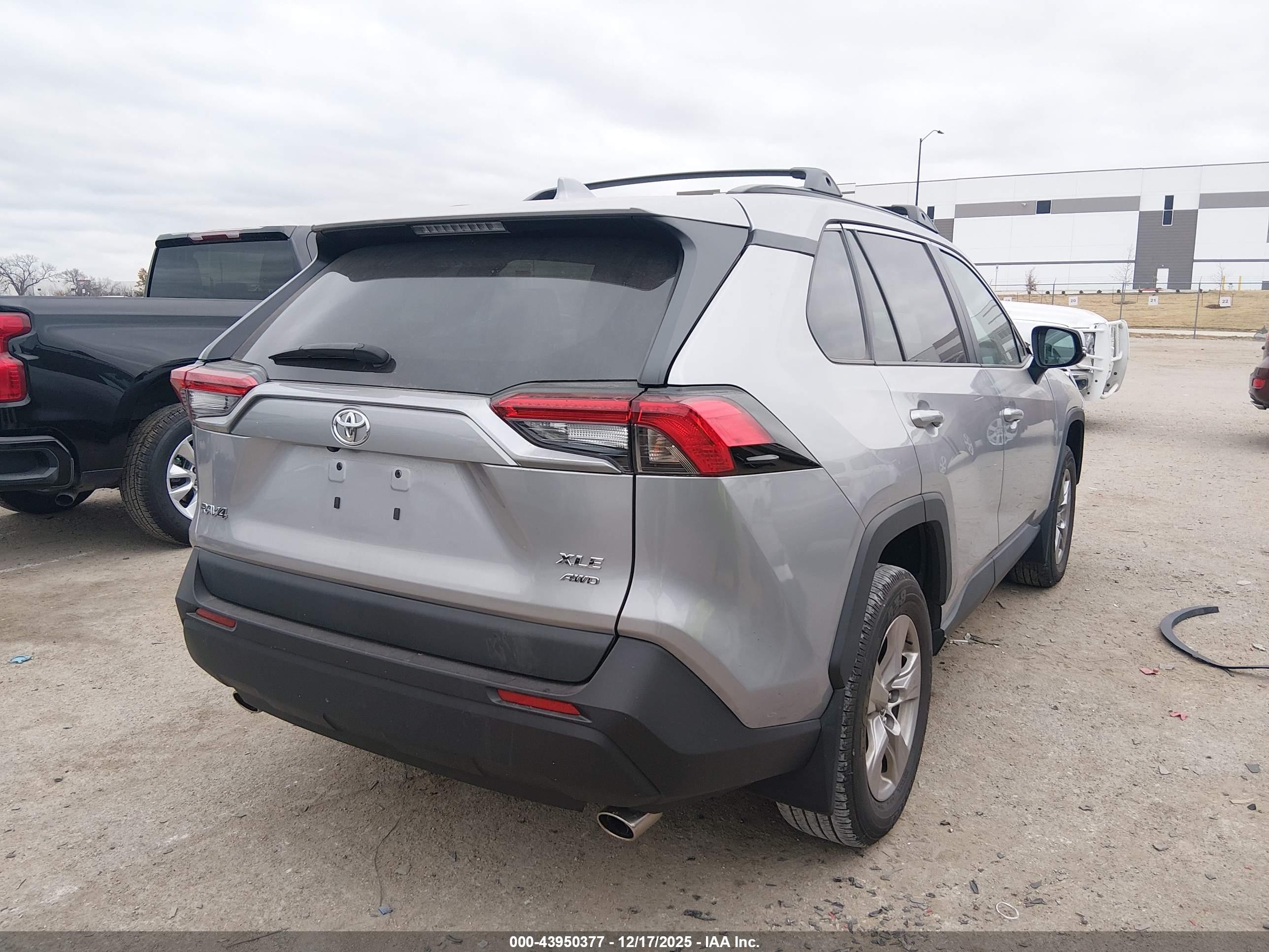 TOYOTA RAV4 image 4