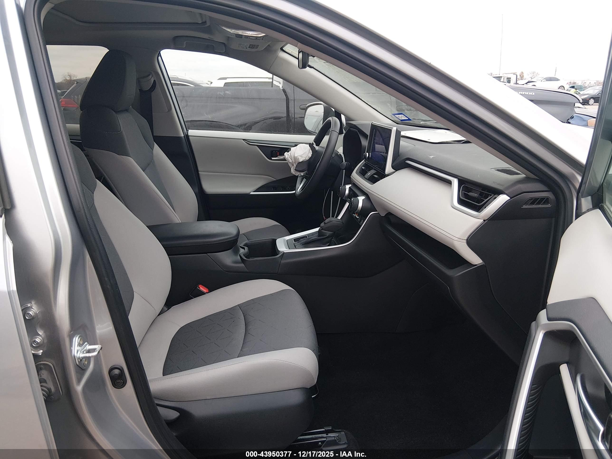 TOYOTA RAV4 image 5