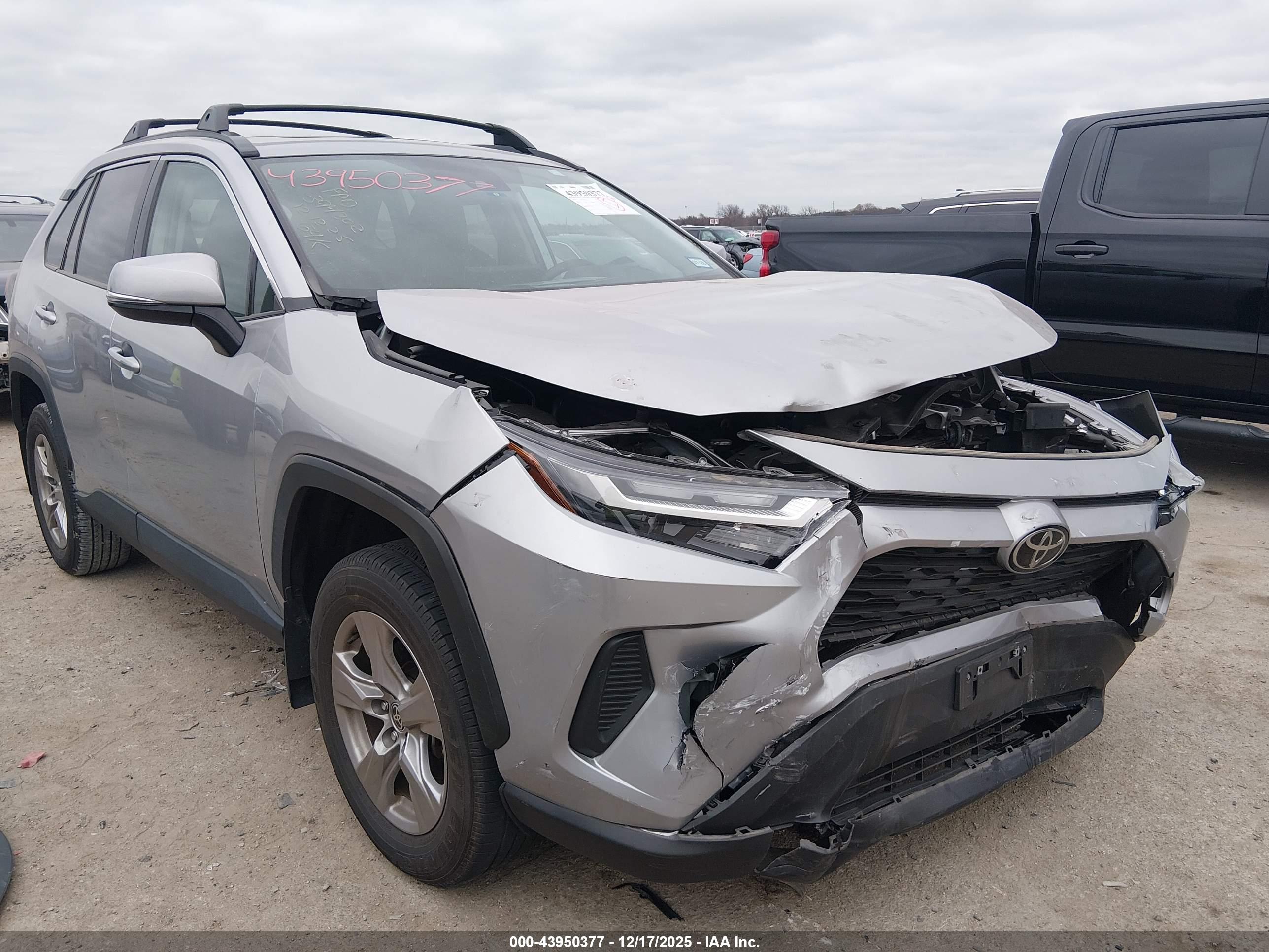 TOYOTA RAV4 image 6
