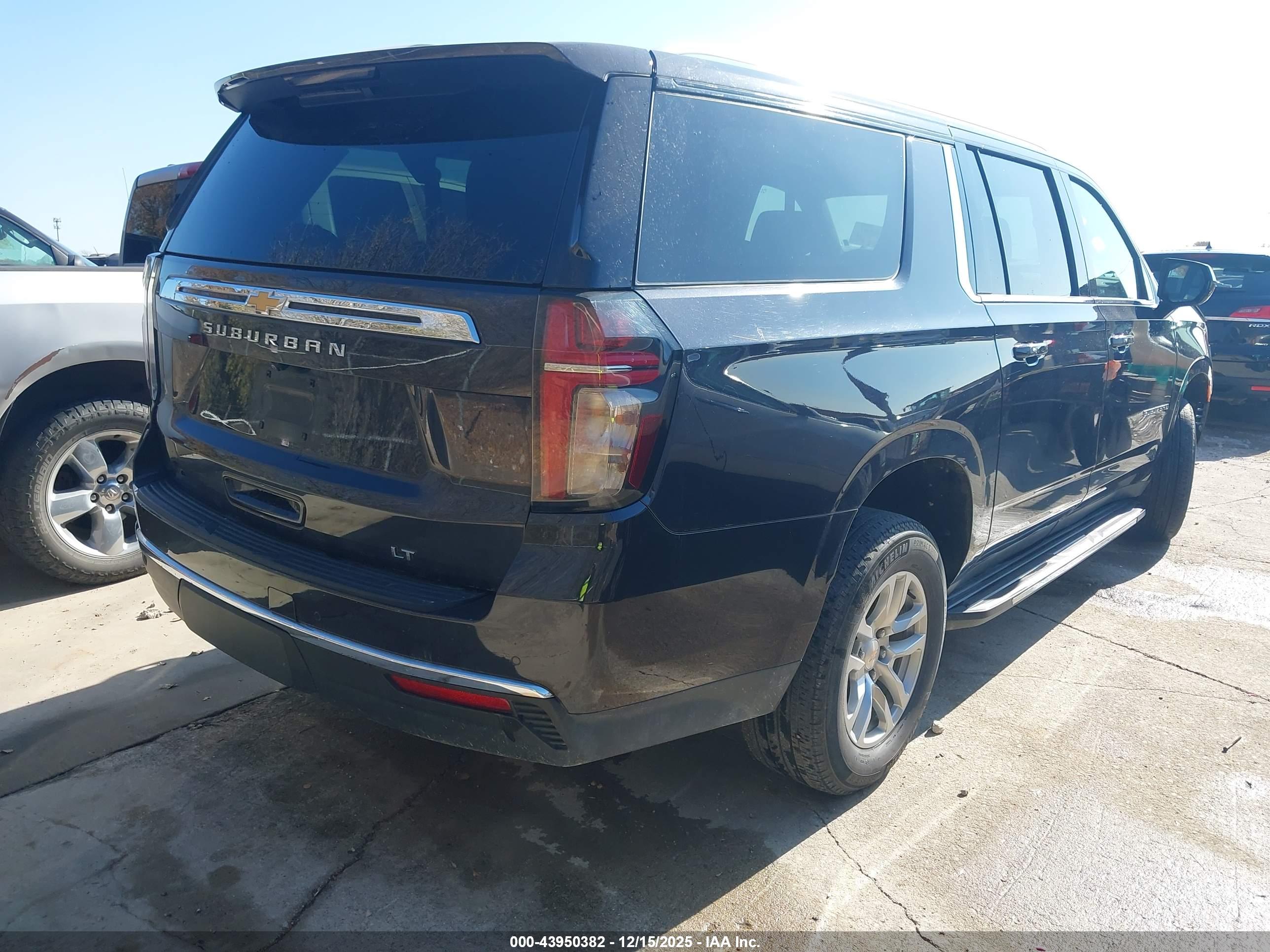 CHEVROLET SUBURBAN image 4