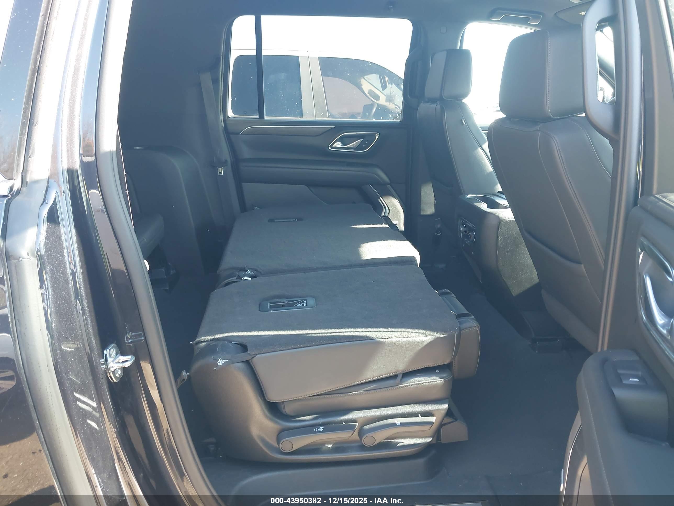 CHEVROLET SUBURBAN image 8