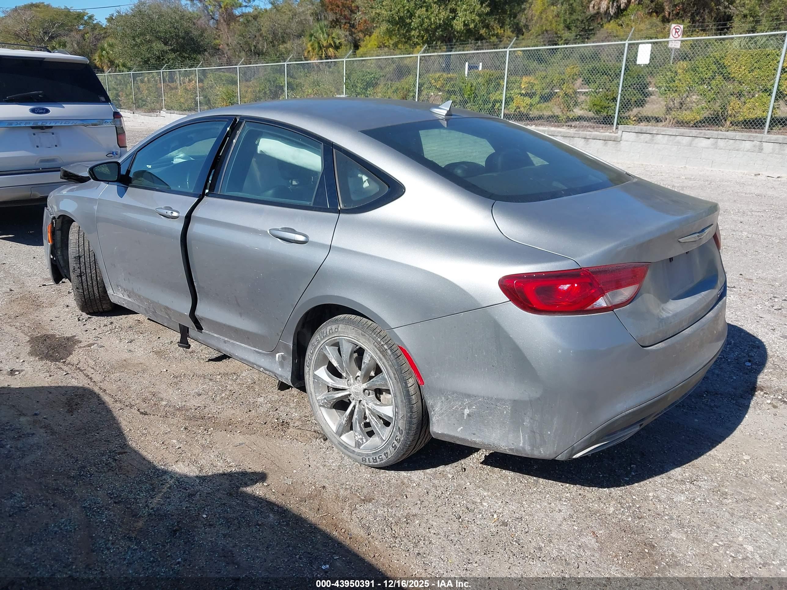 CHRYSLER 200 image 3