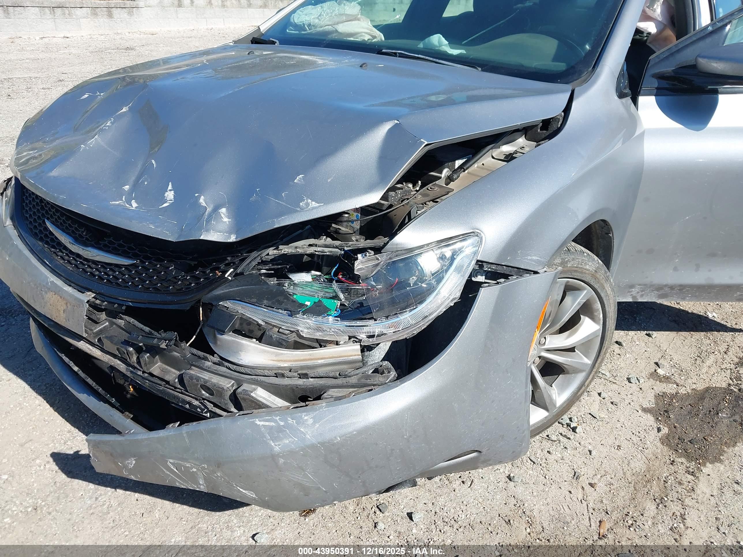 CHRYSLER 200 image 6