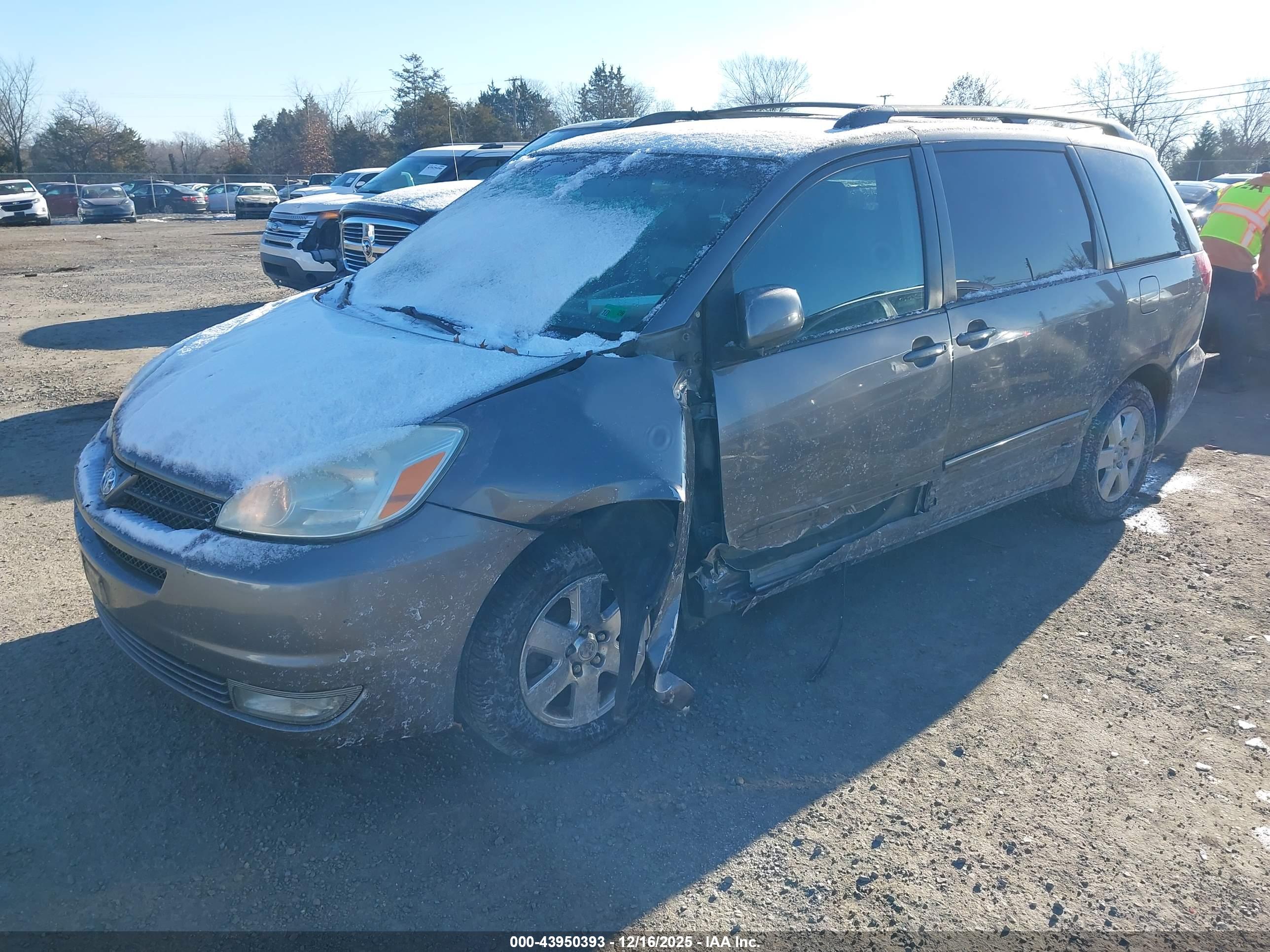 TOYOTA SIENNA image 2