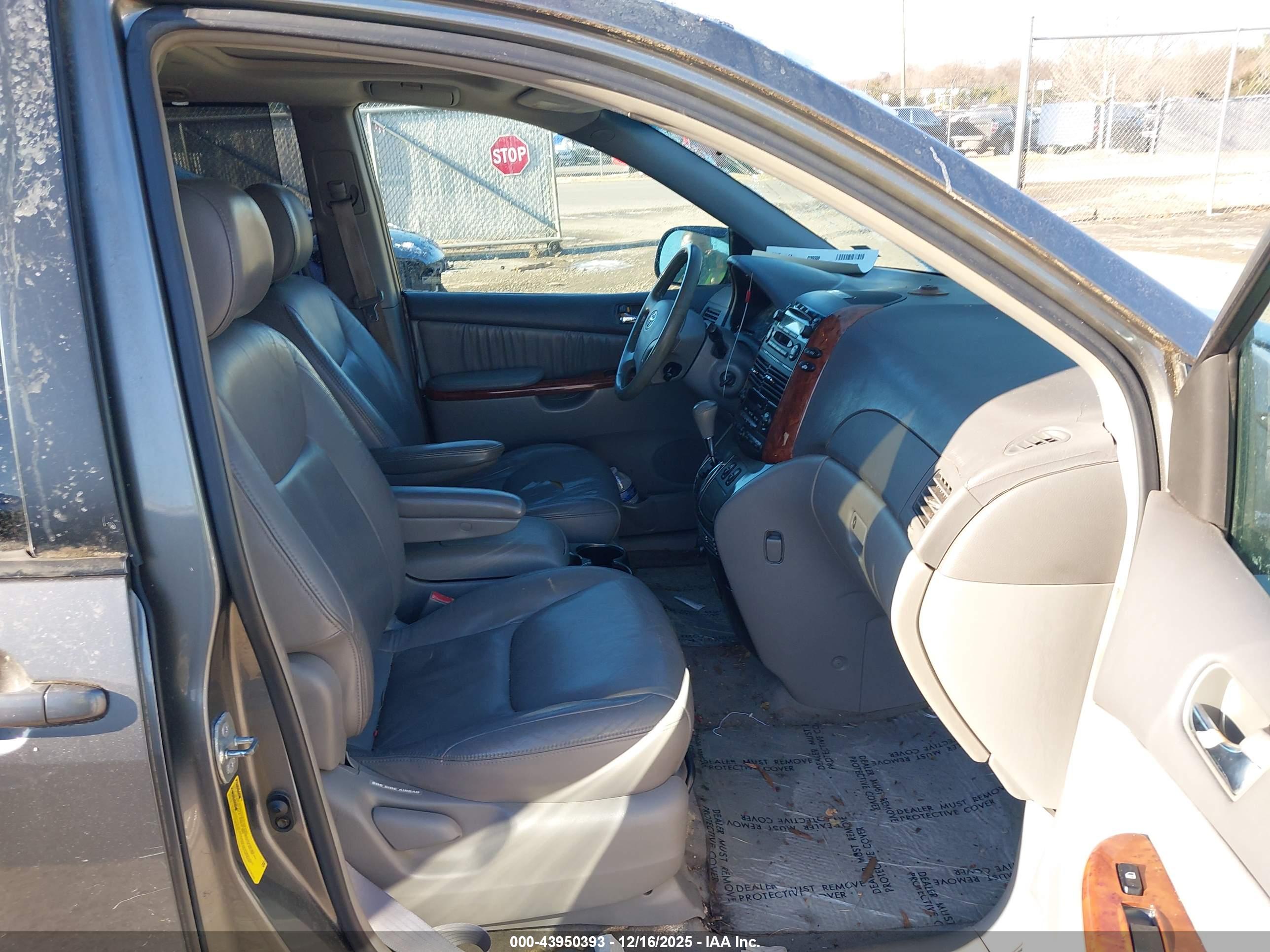 TOYOTA SIENNA image 5