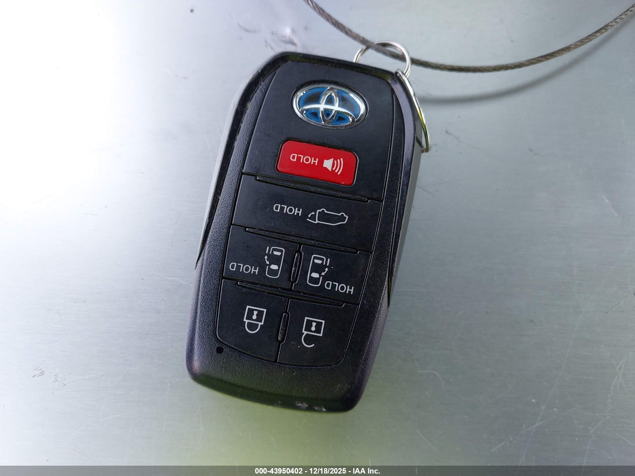 TOYOTA SIENNA image 11