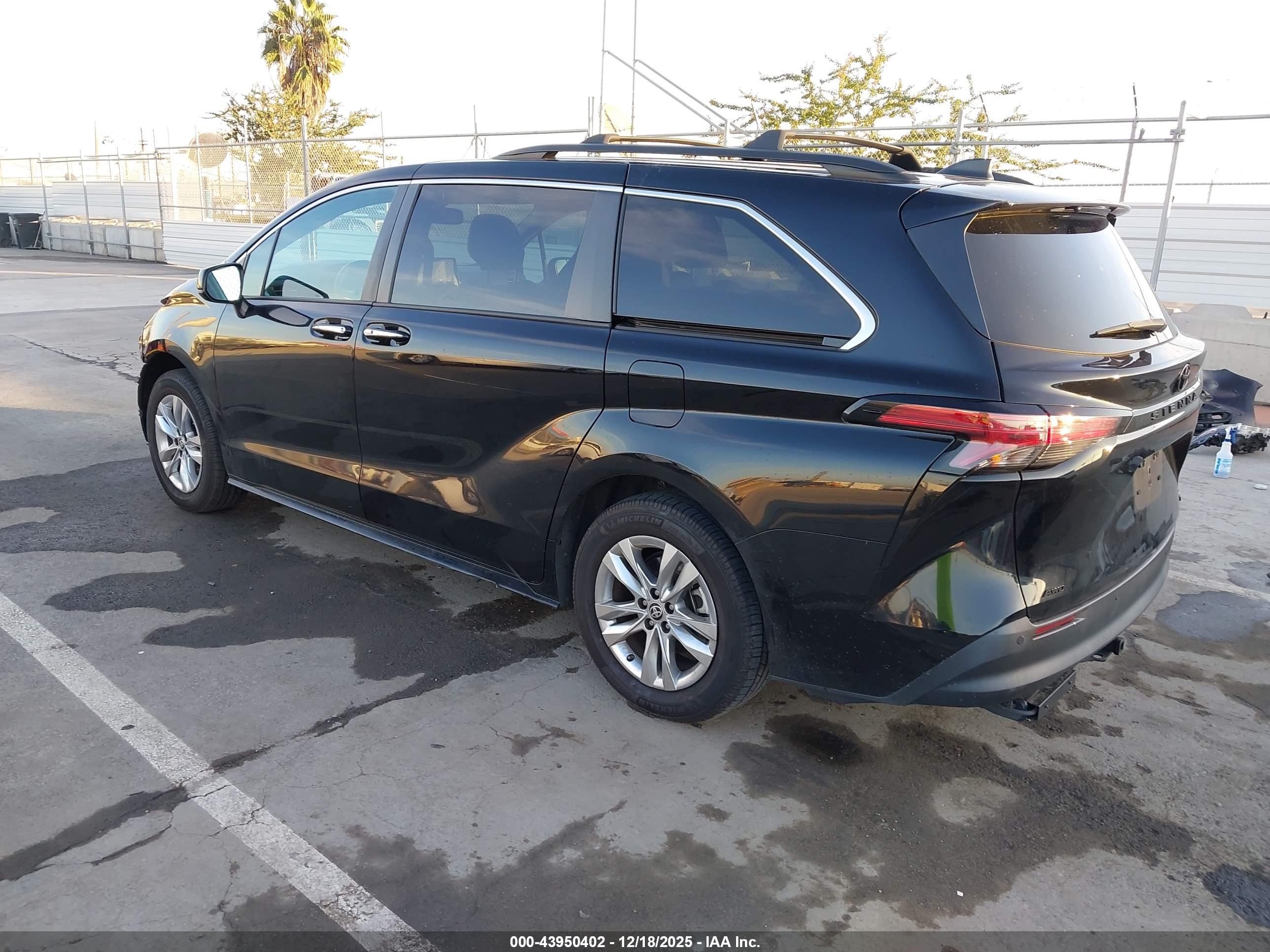 TOYOTA SIENNA image 3