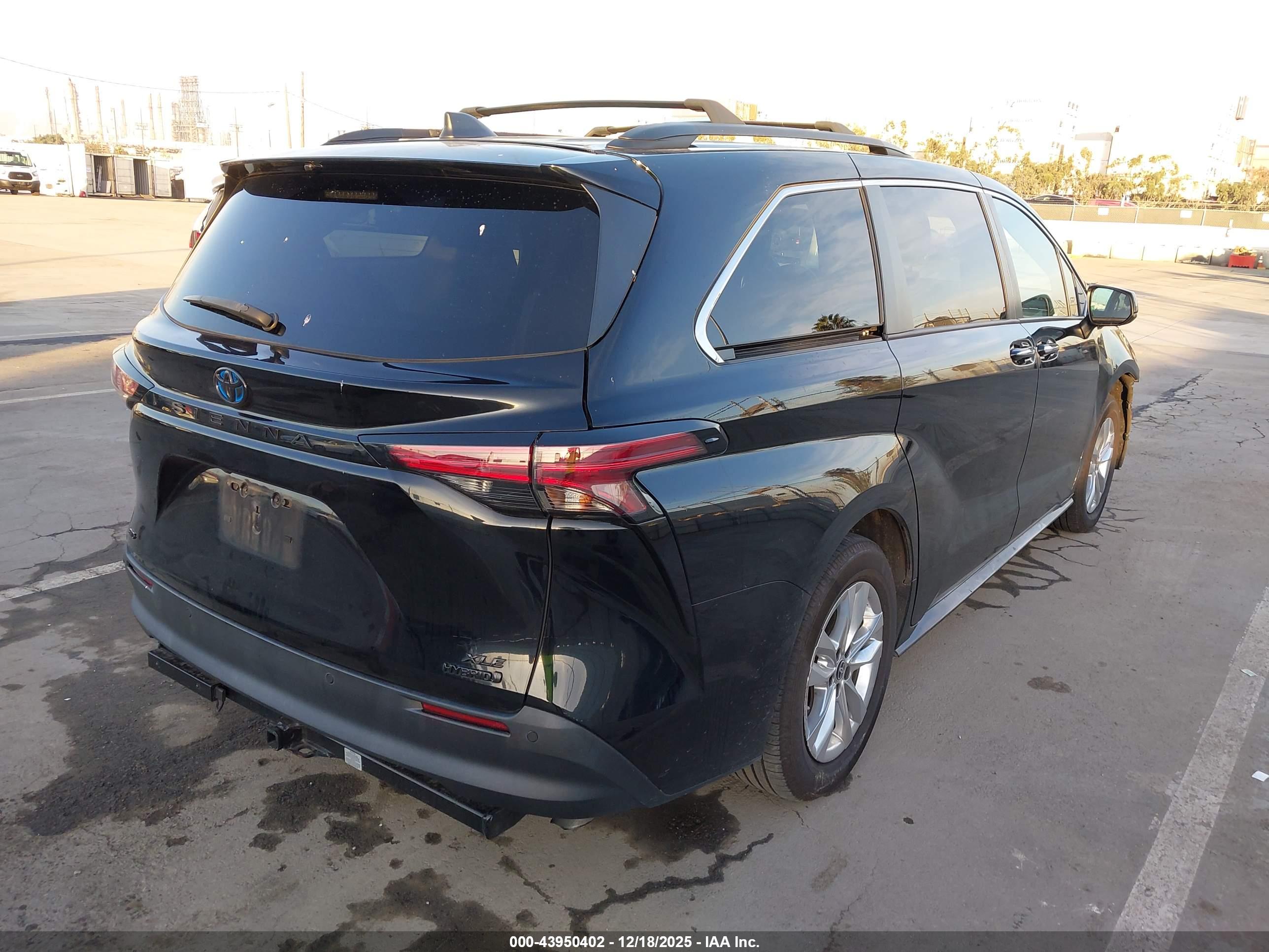 TOYOTA SIENNA image 4