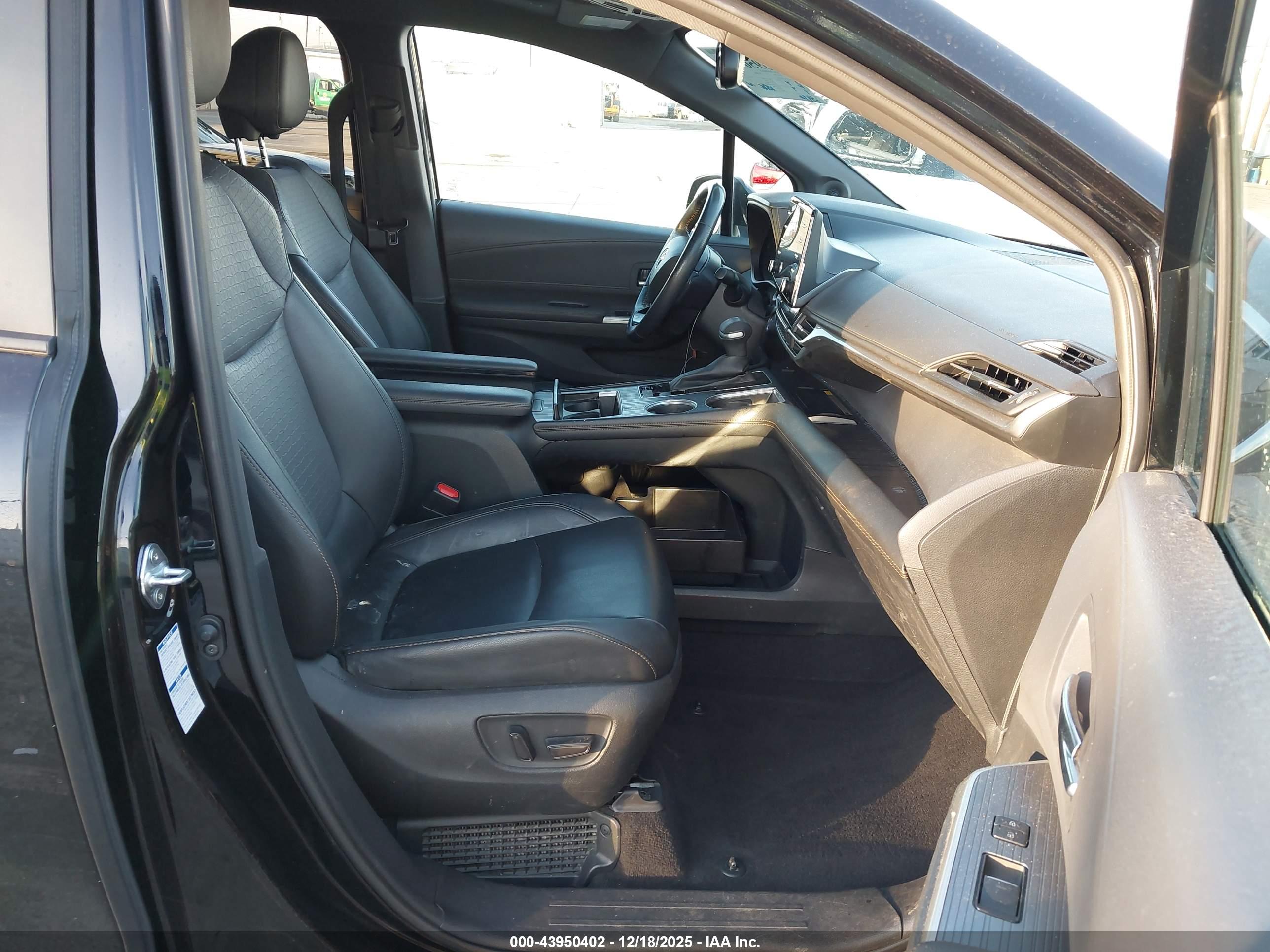 TOYOTA SIENNA image 5