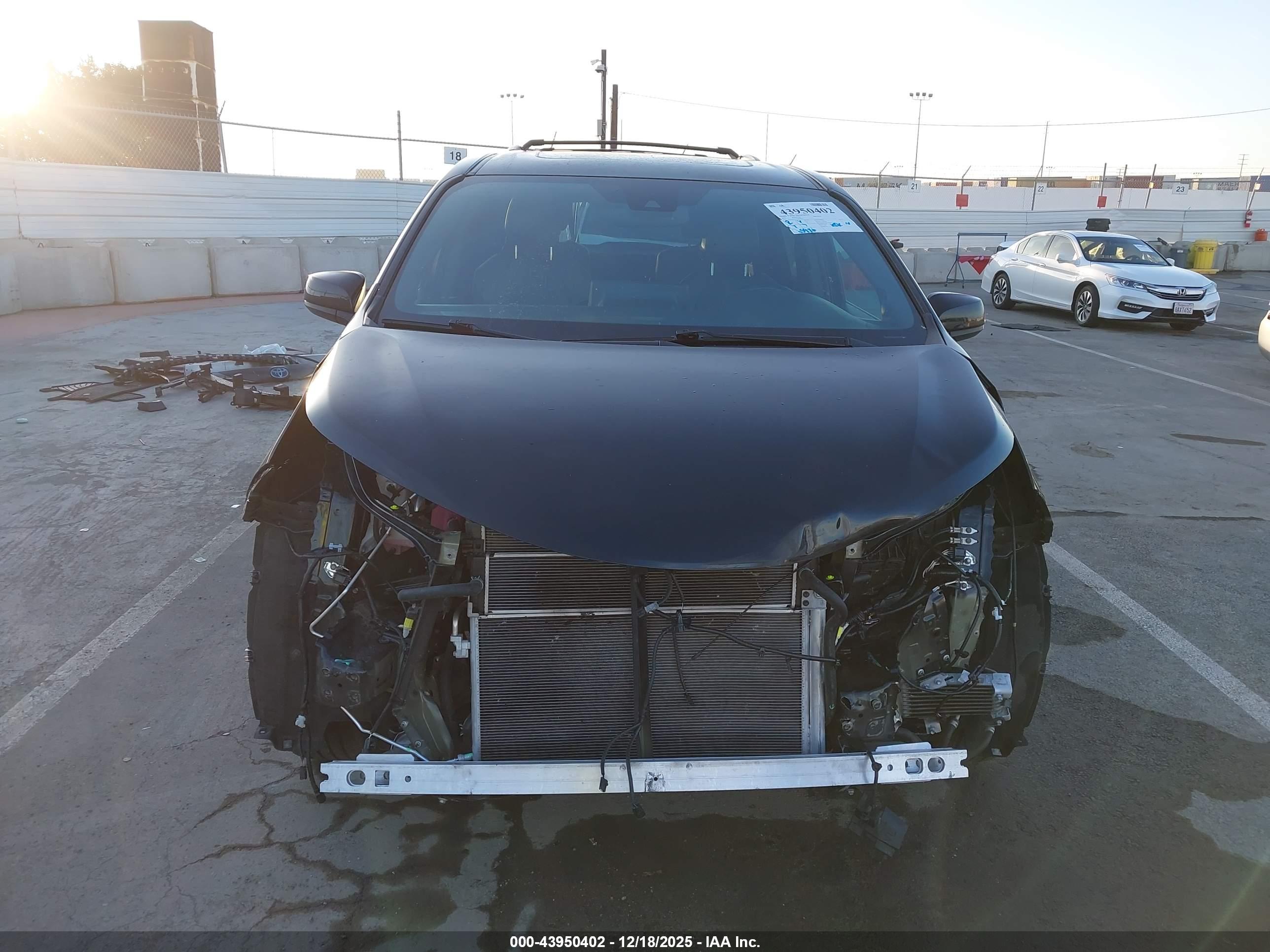 TOYOTA SIENNA image 6