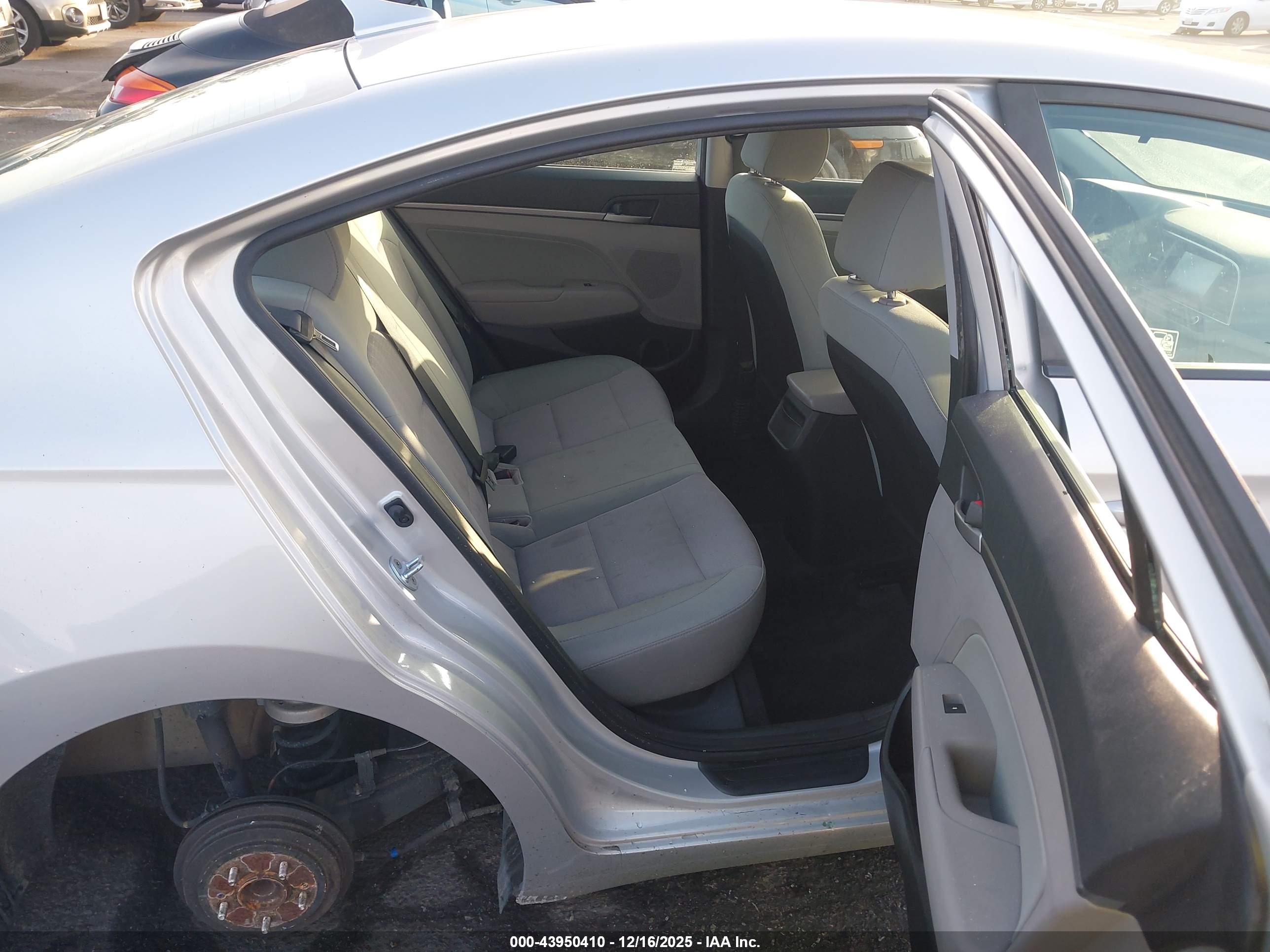 HYUNDAI ELANTRA image 8