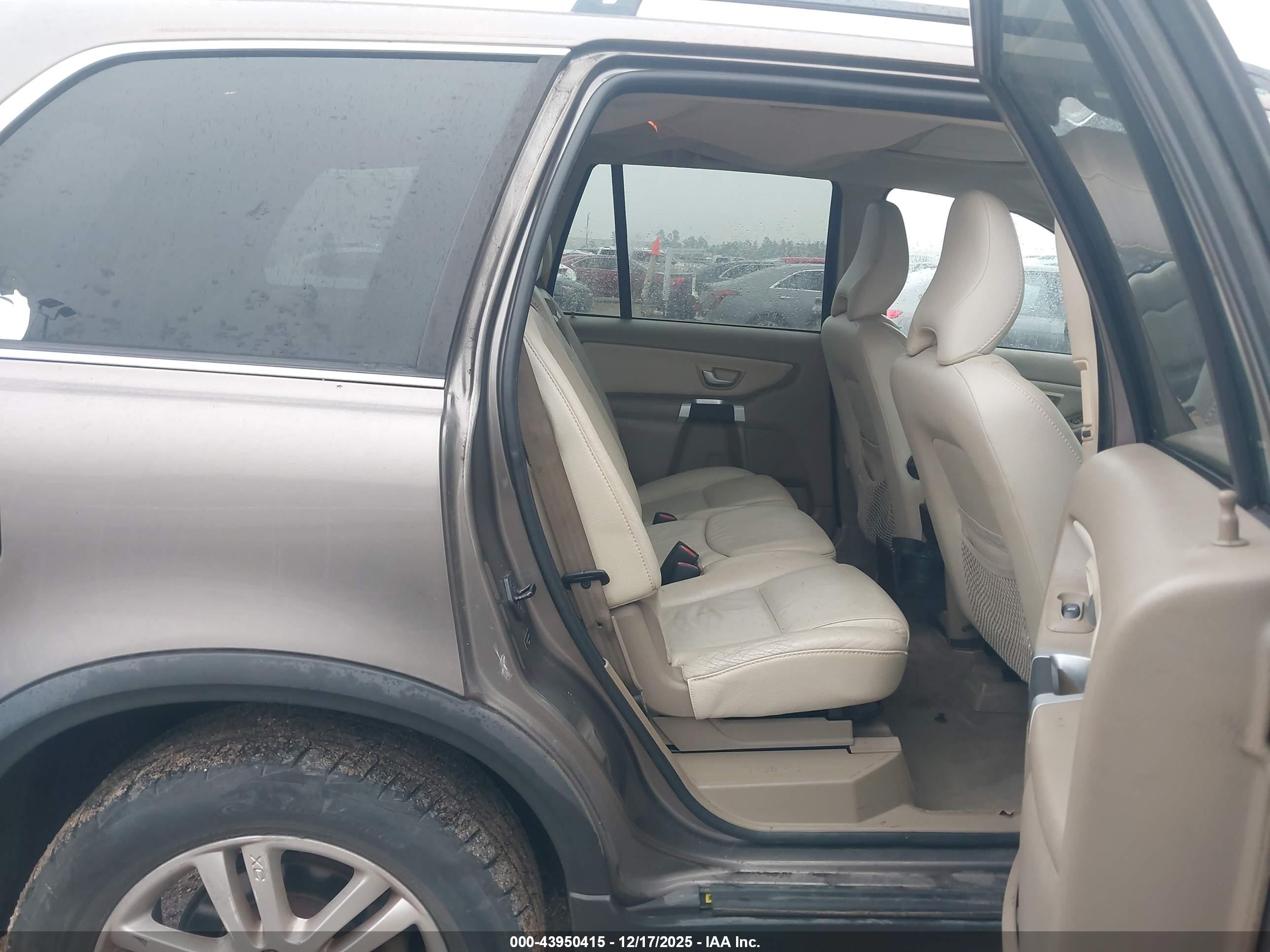 VOLVO XC90 image 8