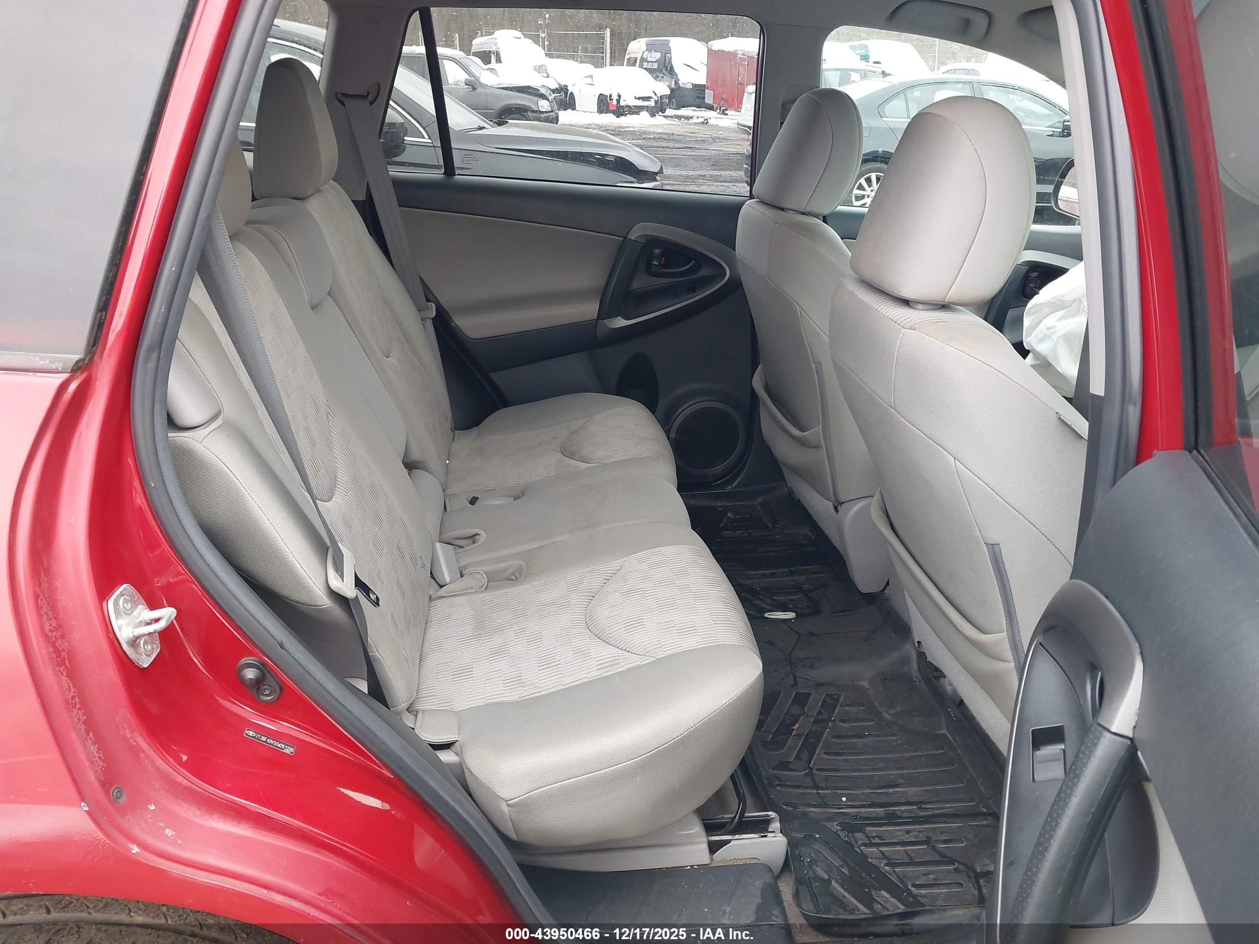 TOYOTA RAV4 image 8
