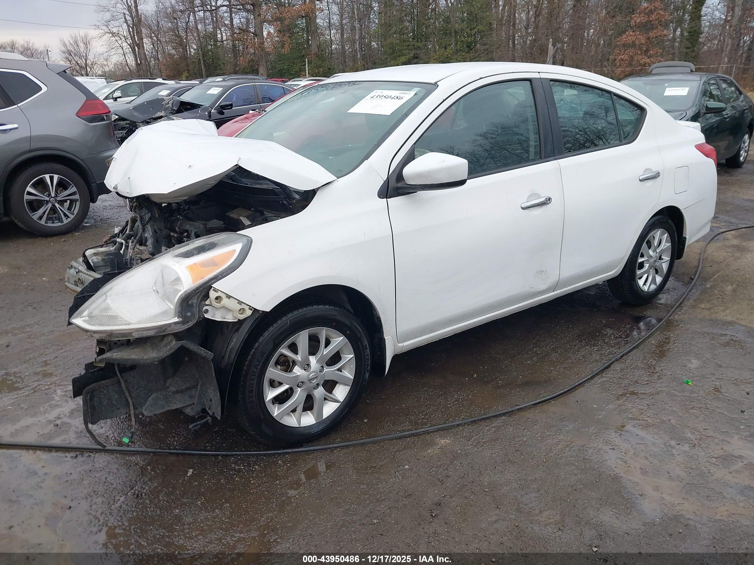 NISSAN VERSA image 2