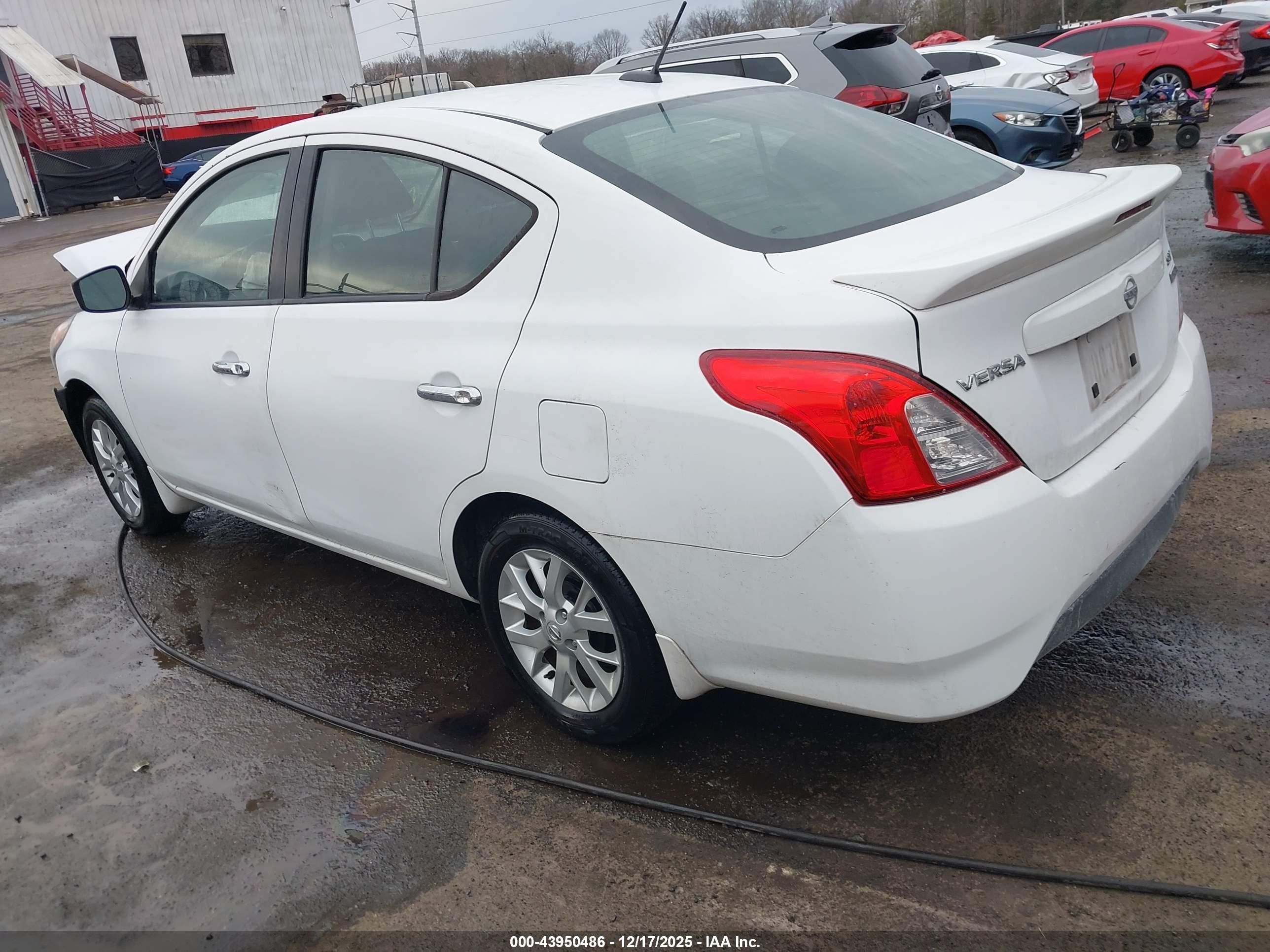 NISSAN VERSA image 3