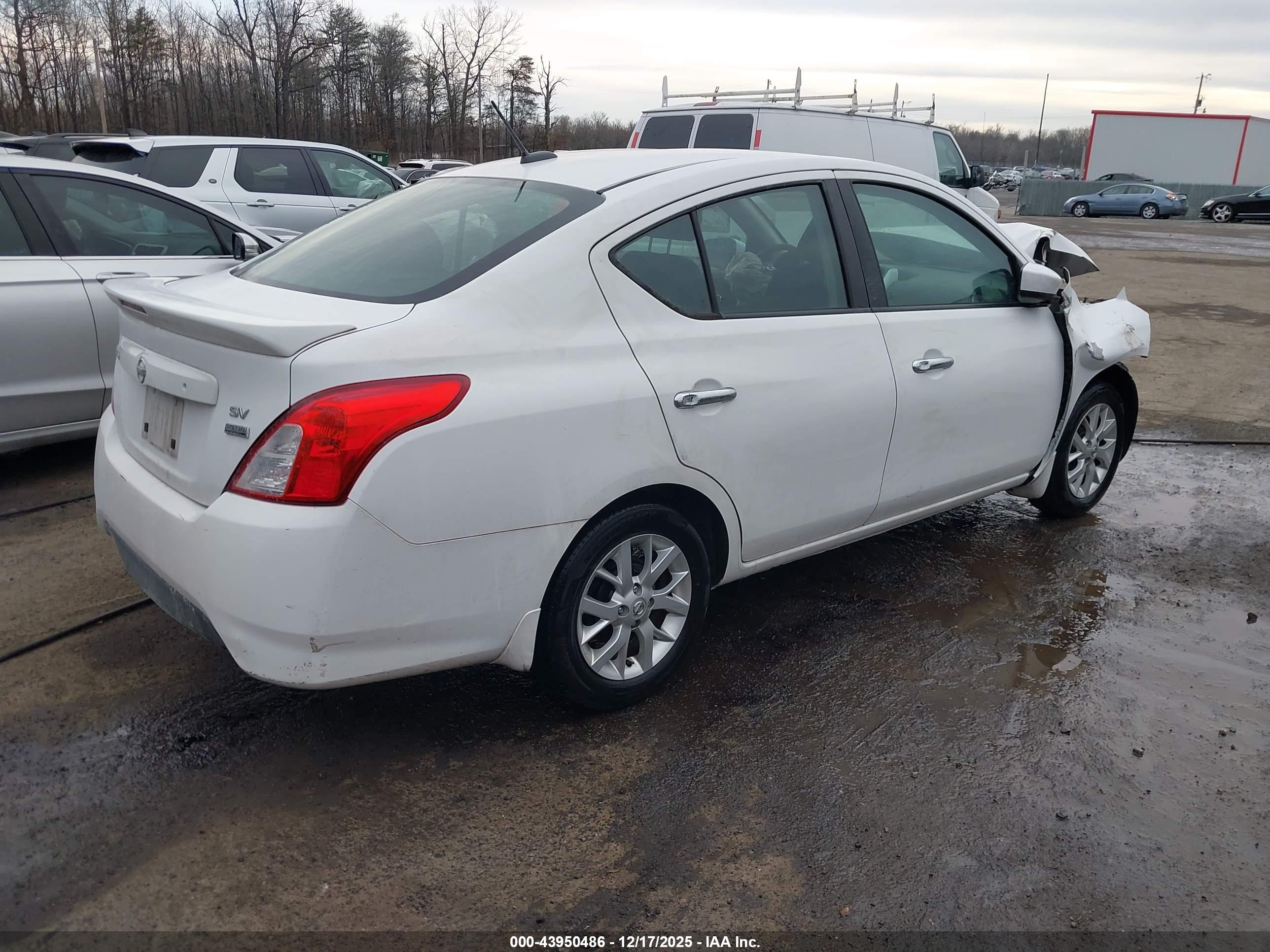 NISSAN VERSA image 4
