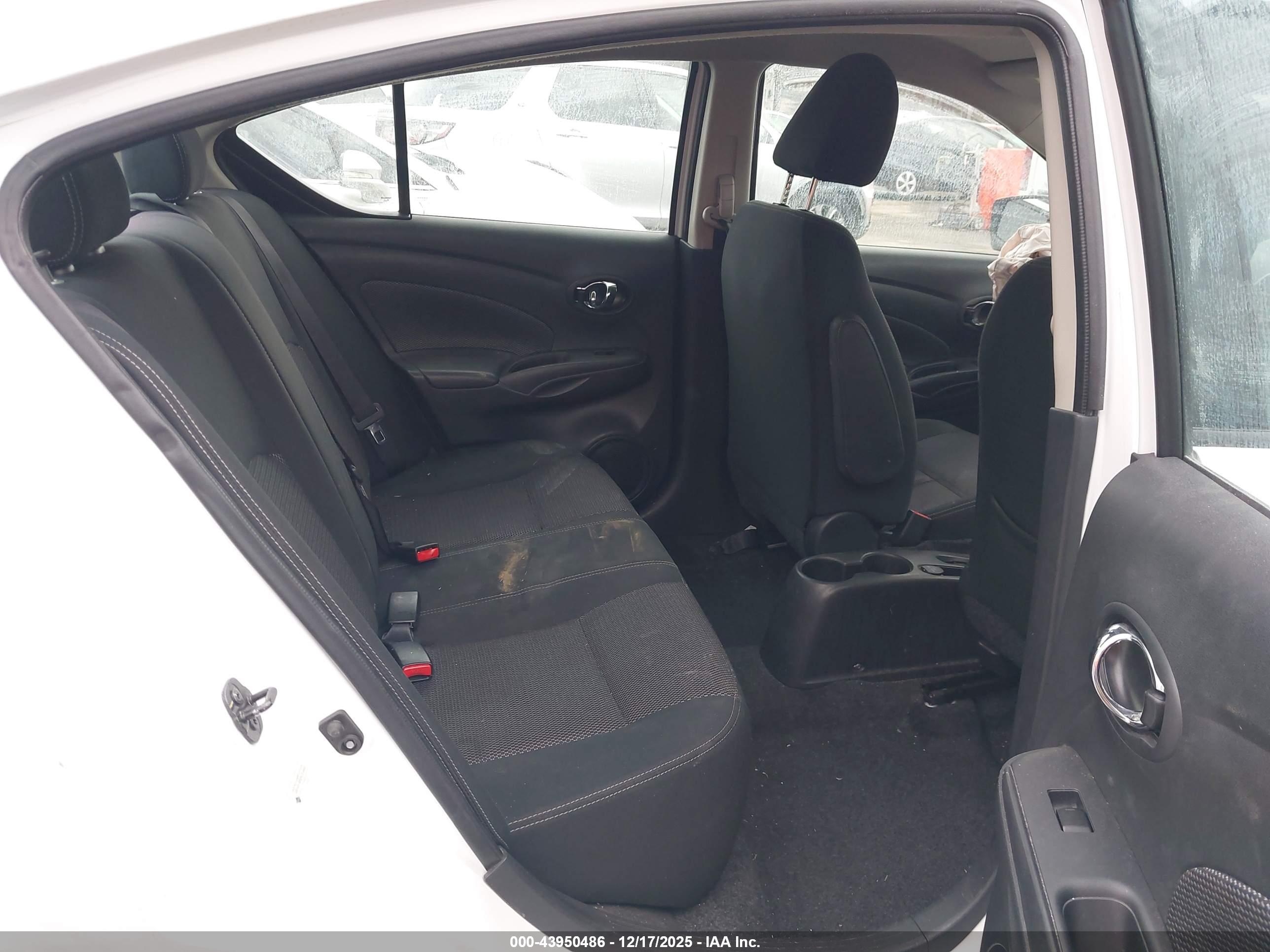 NISSAN VERSA image 8