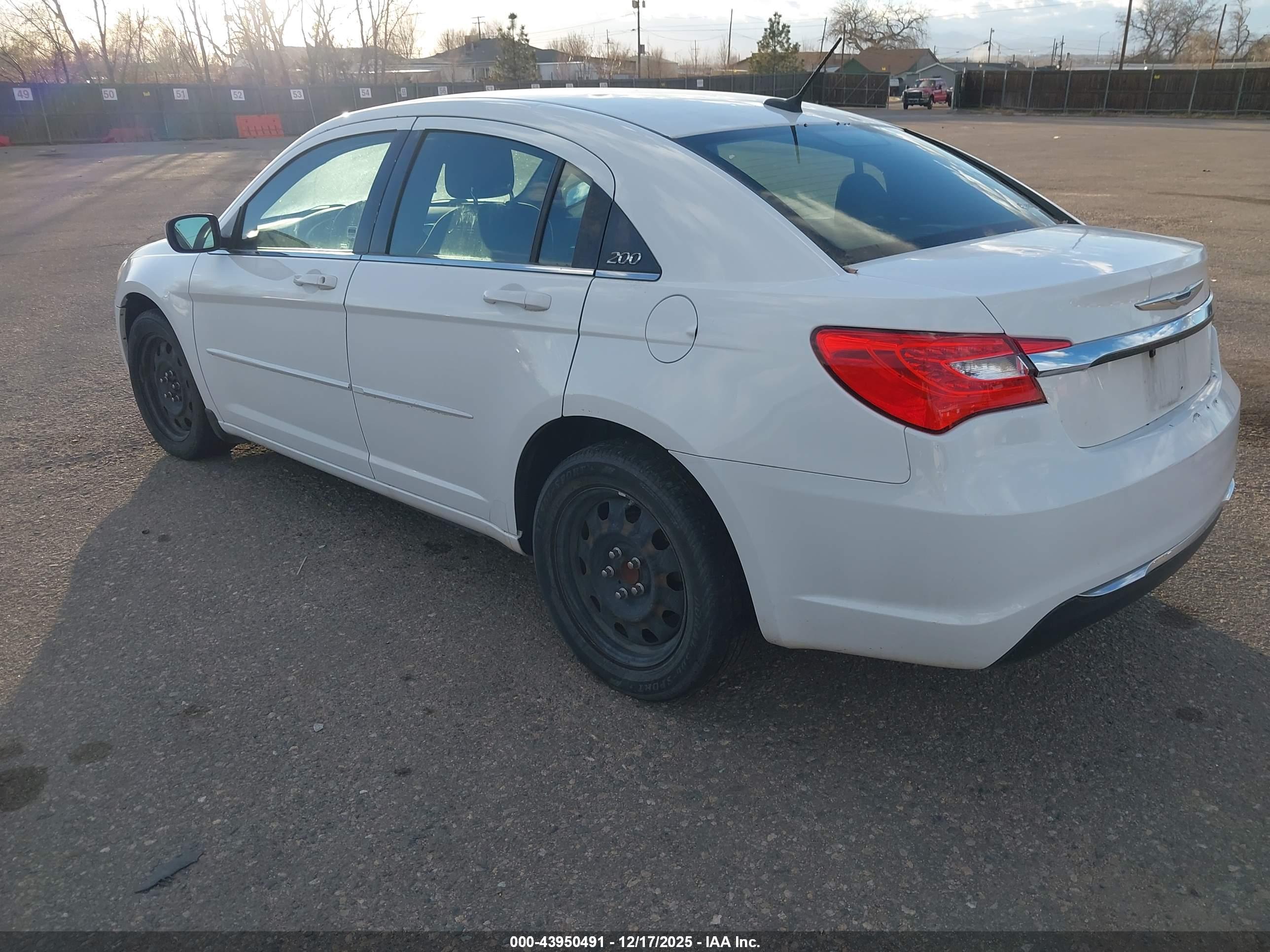 CHRYSLER 200 image 3