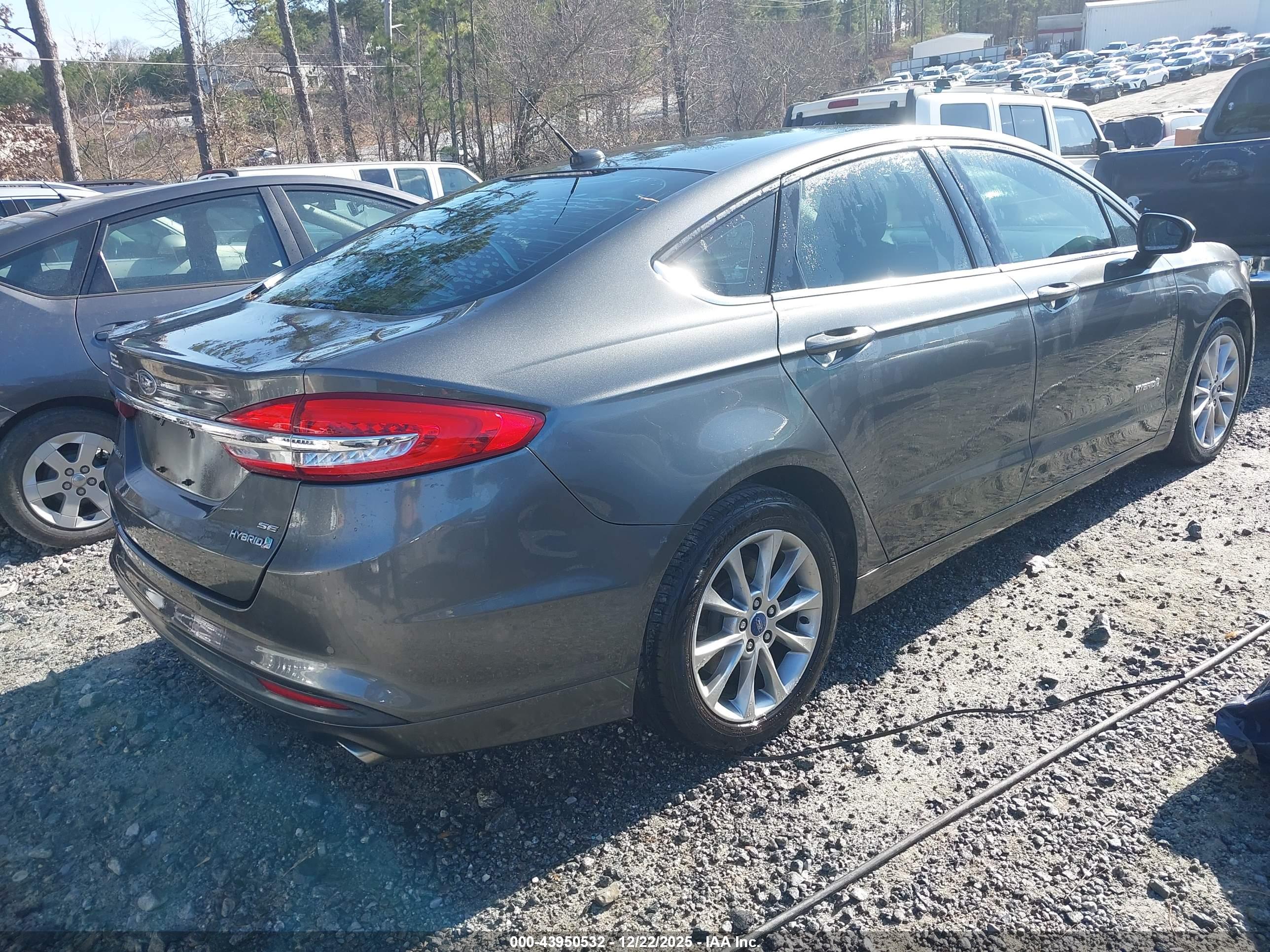 FORD FUSION image 4