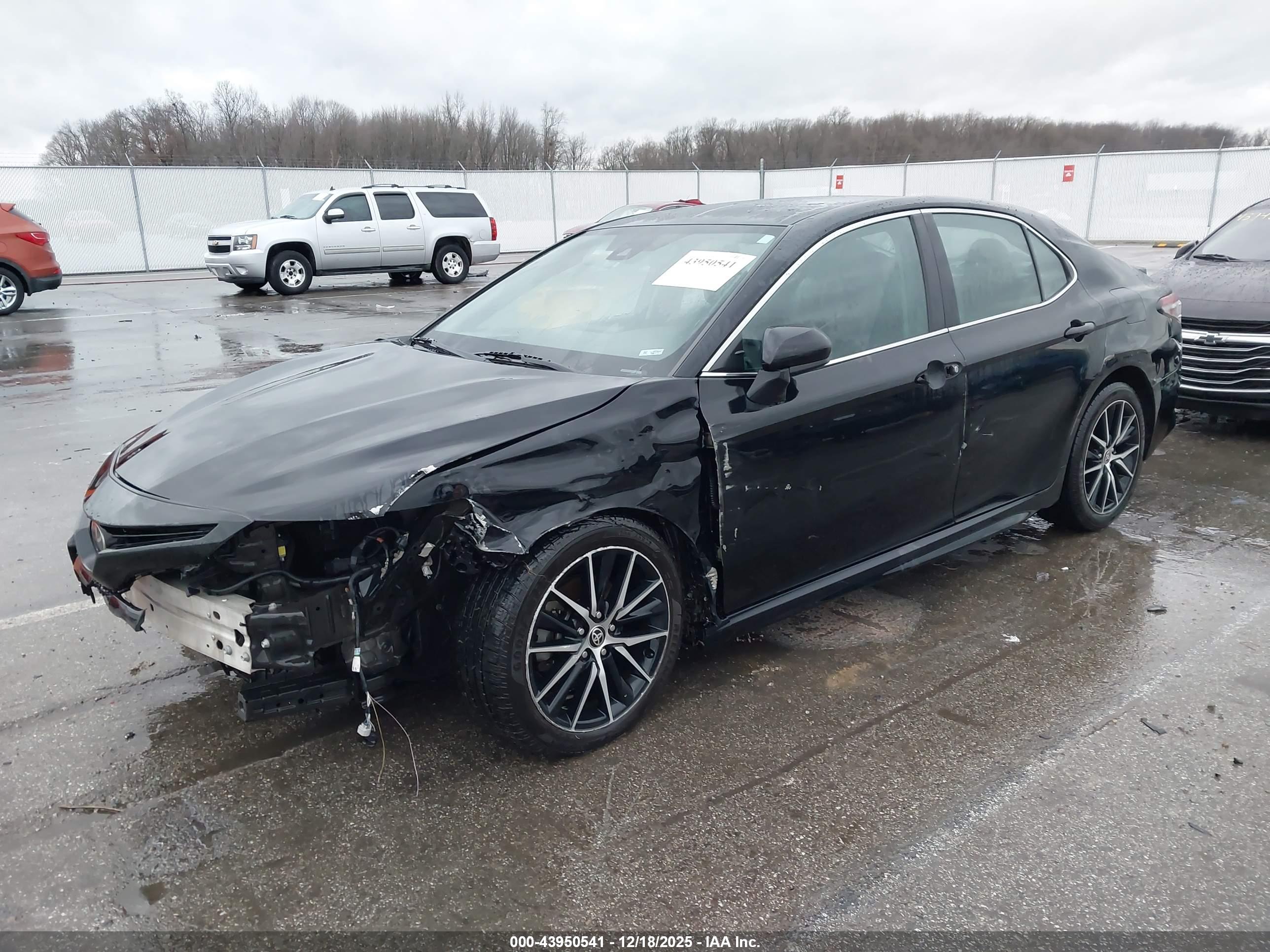TOYOTA CAMRY image 2
