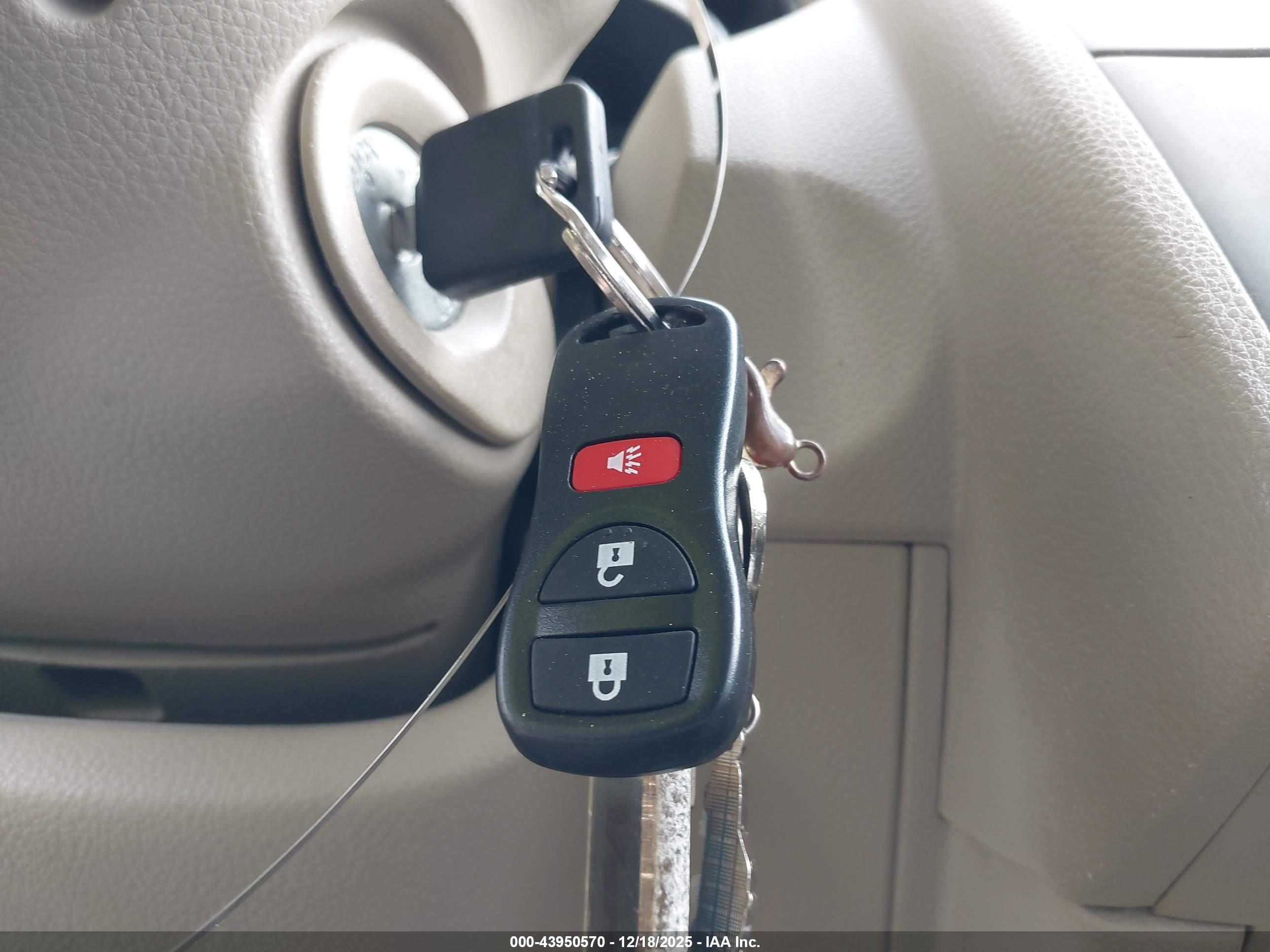 NISSAN VERSA image 11