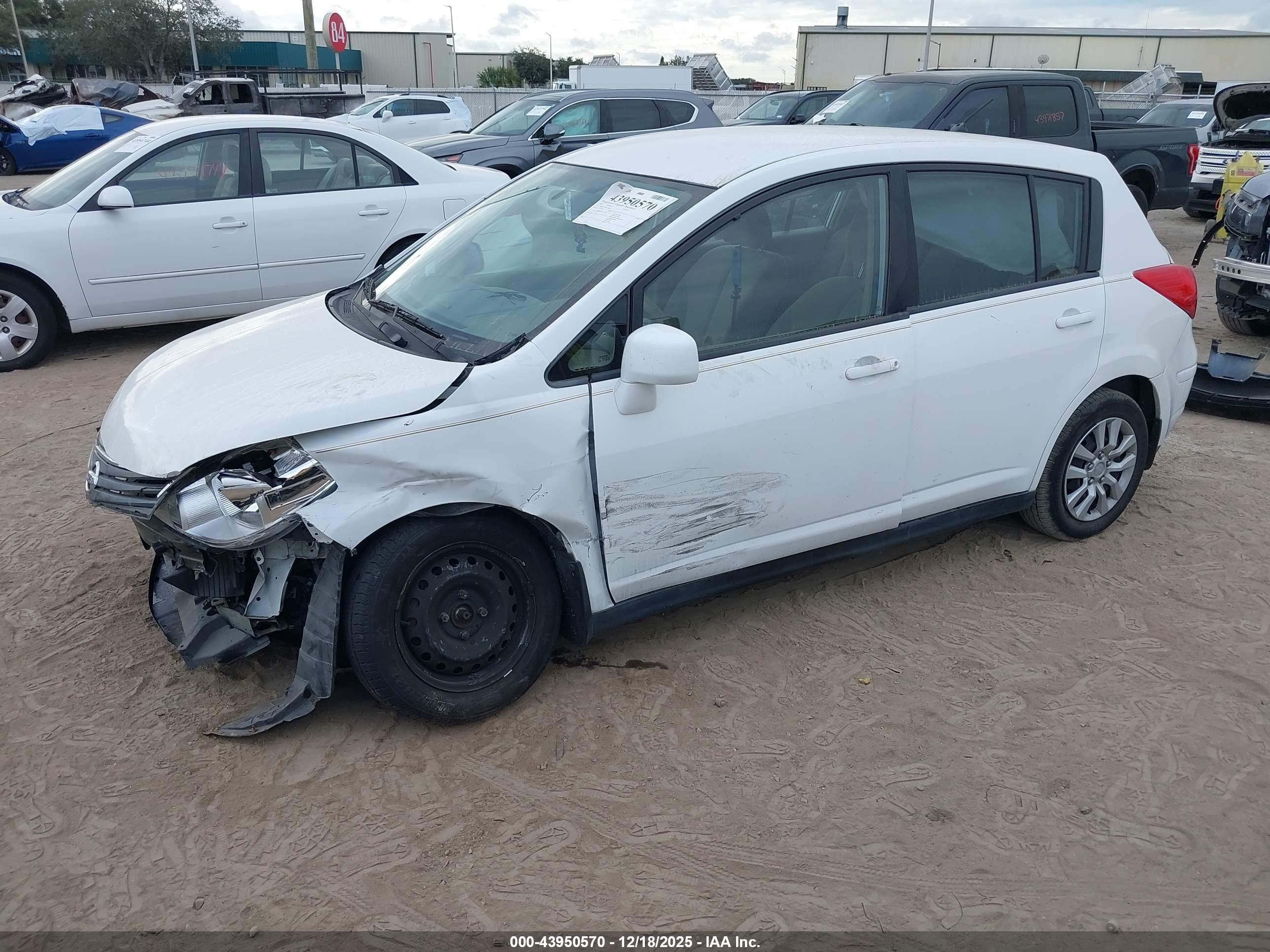 NISSAN VERSA image 2