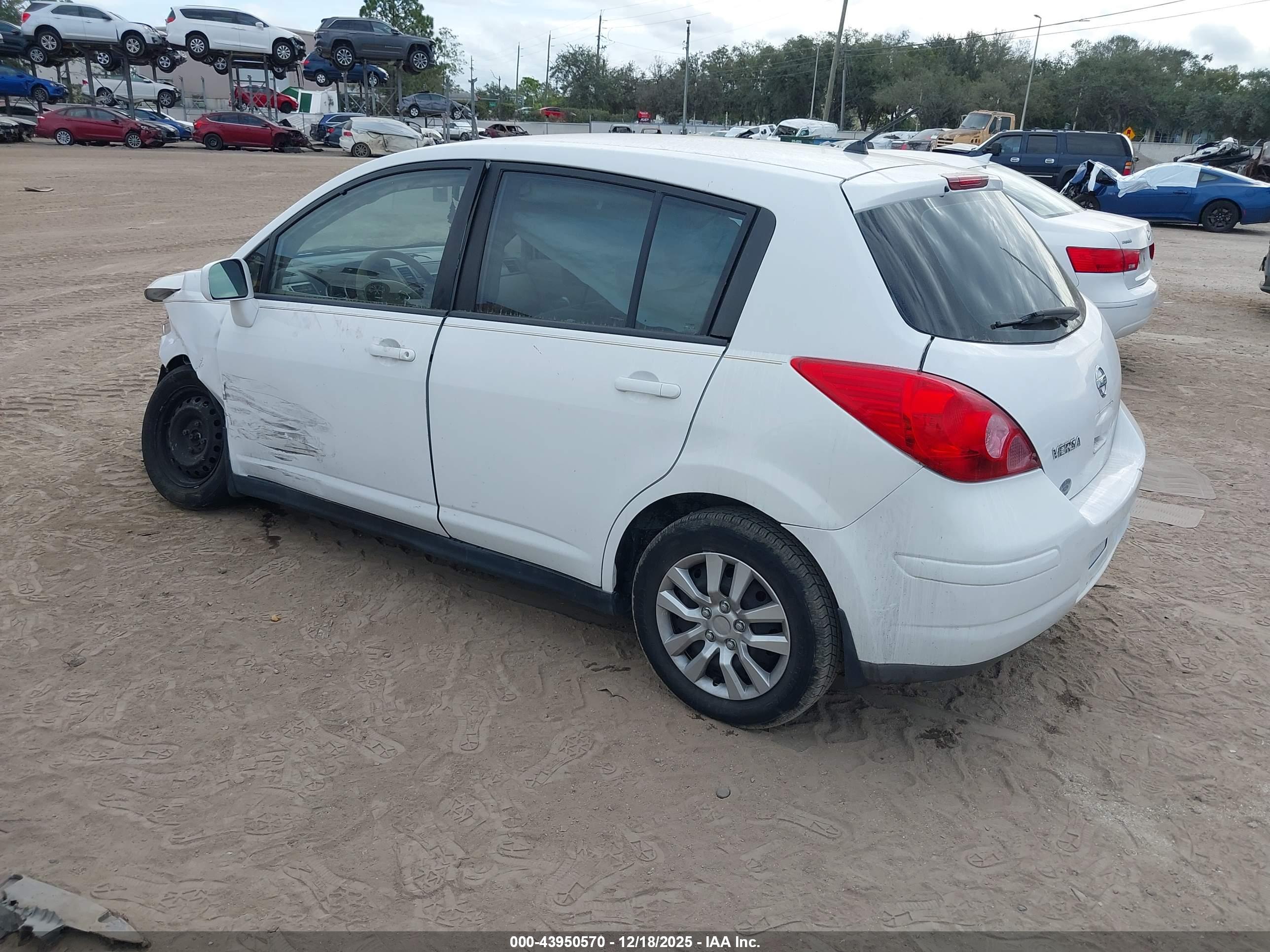 NISSAN VERSA image 3