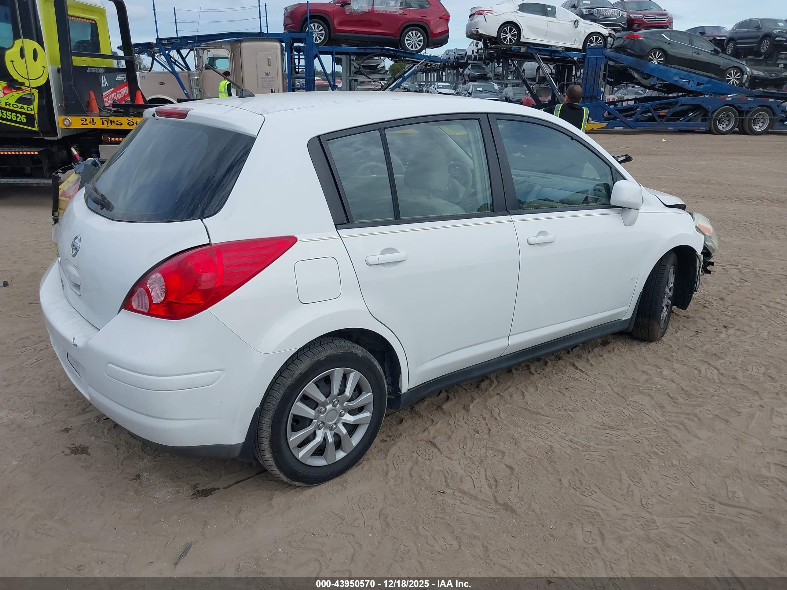 NISSAN VERSA image 4