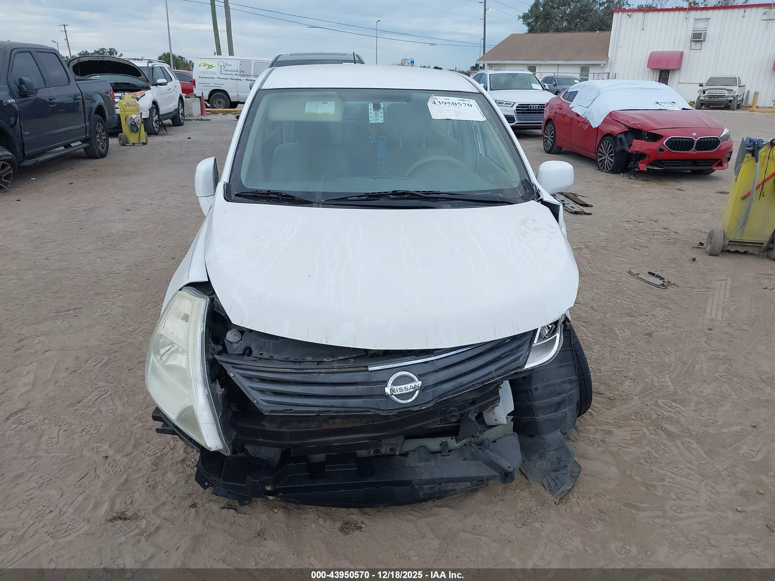 NISSAN VERSA image 6