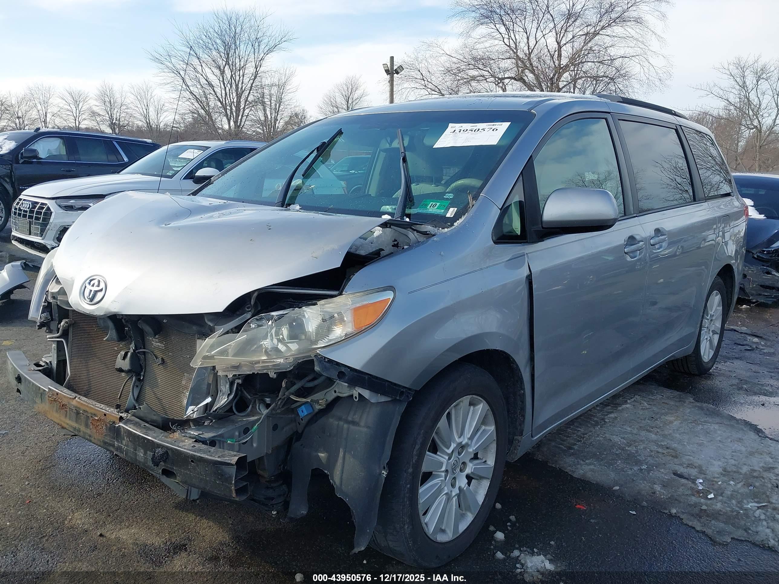 TOYOTA SIENNA image 2