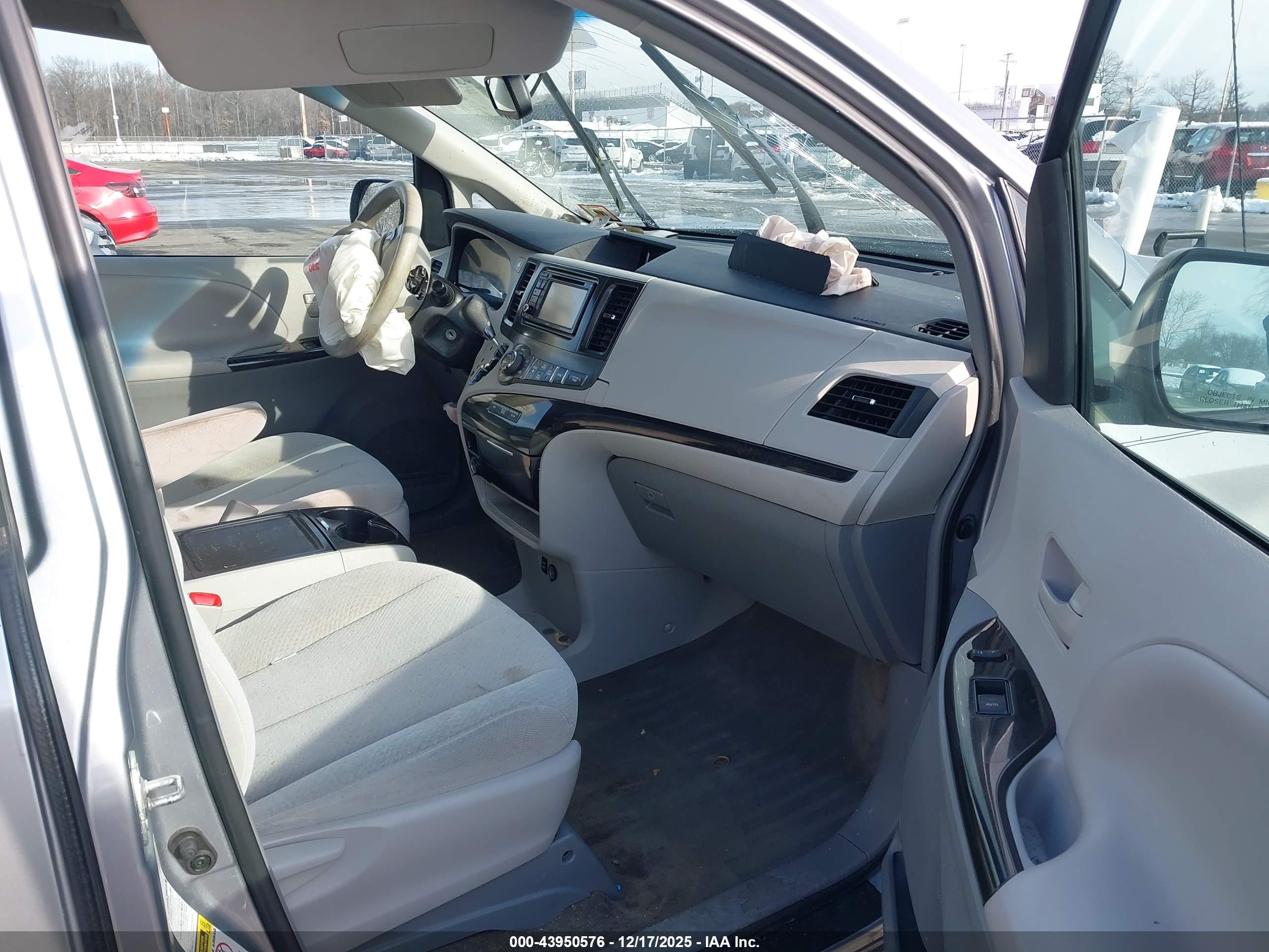TOYOTA SIENNA image 5