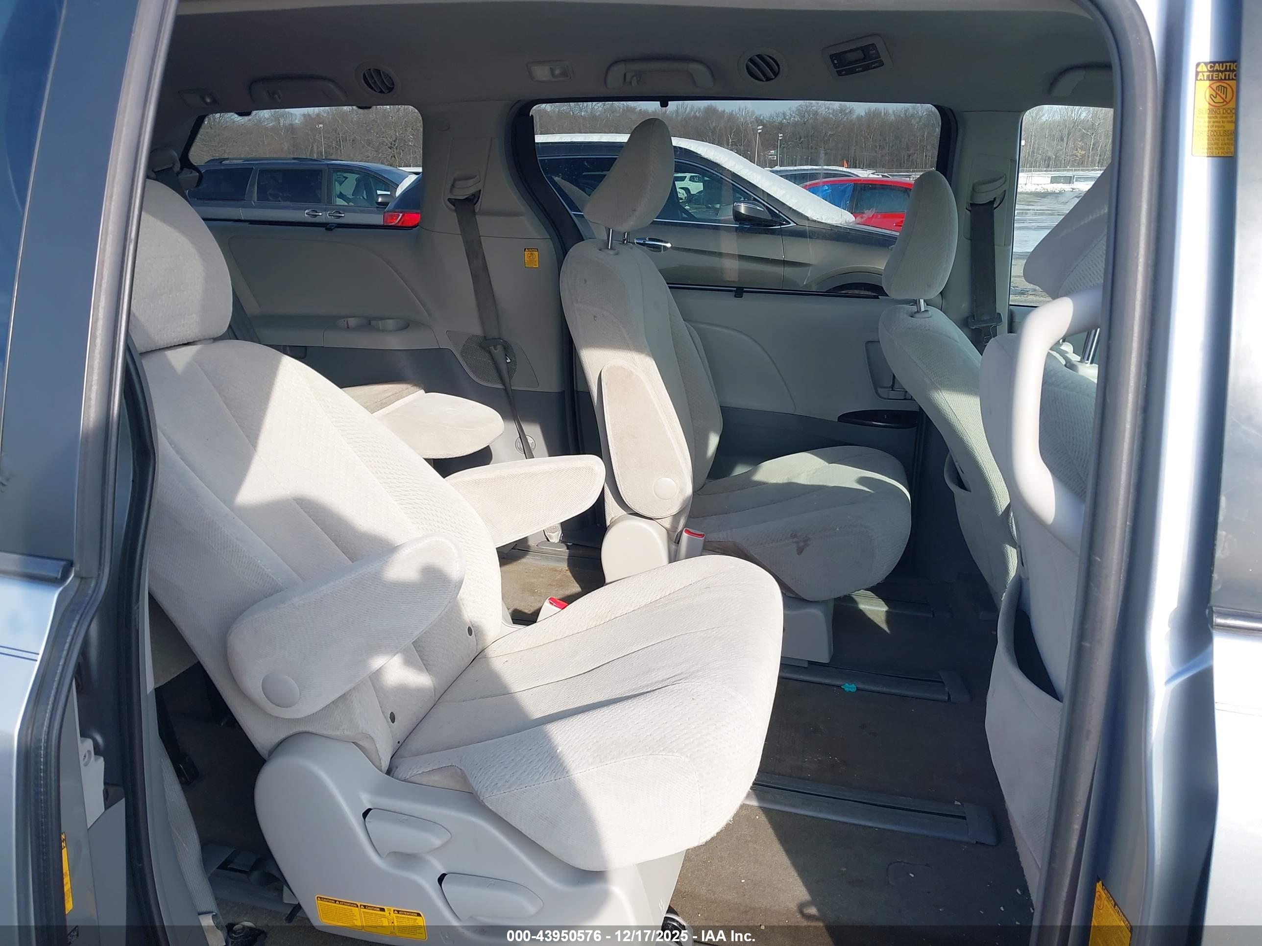 TOYOTA SIENNA image 8