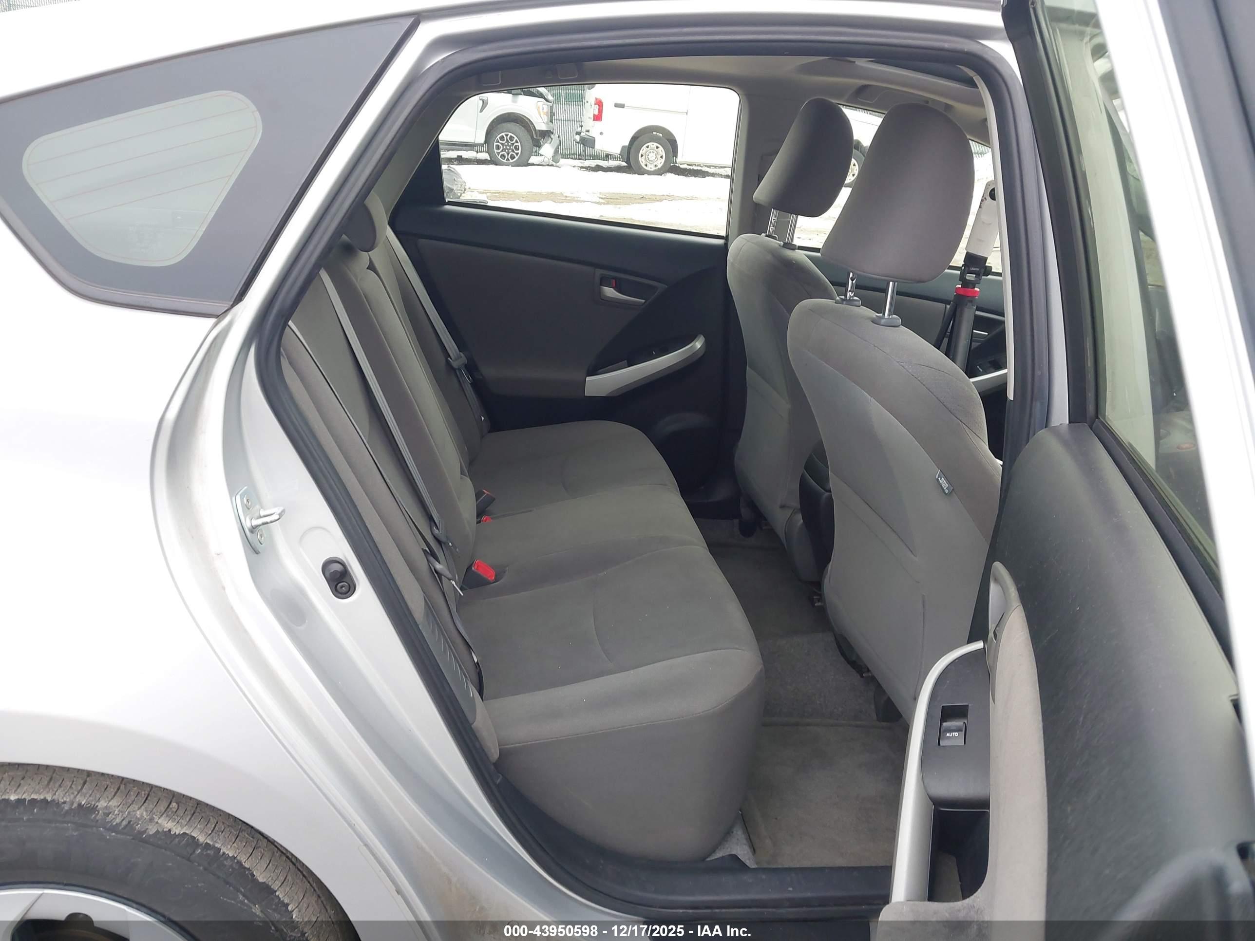 TOYOTA PRIUS image 8