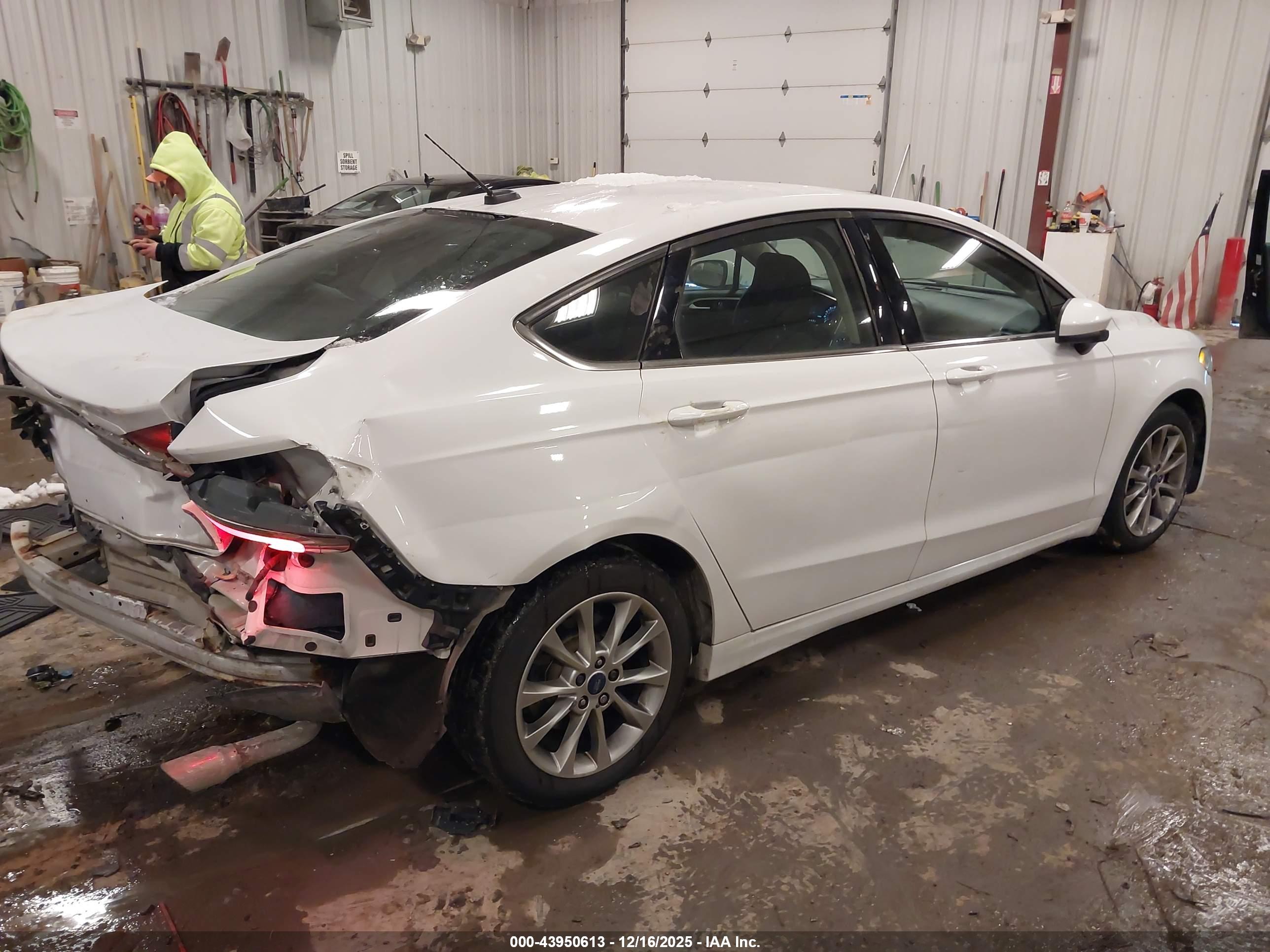 FORD FUSION image 4