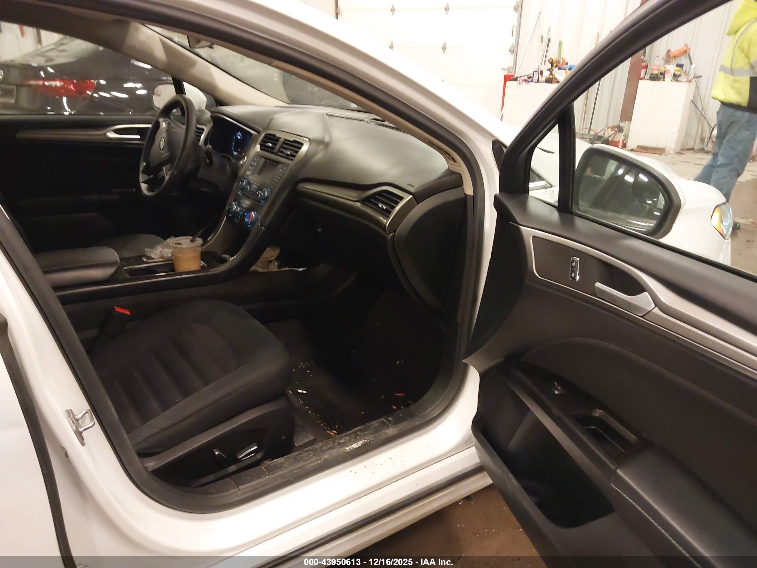 FORD FUSION image 5