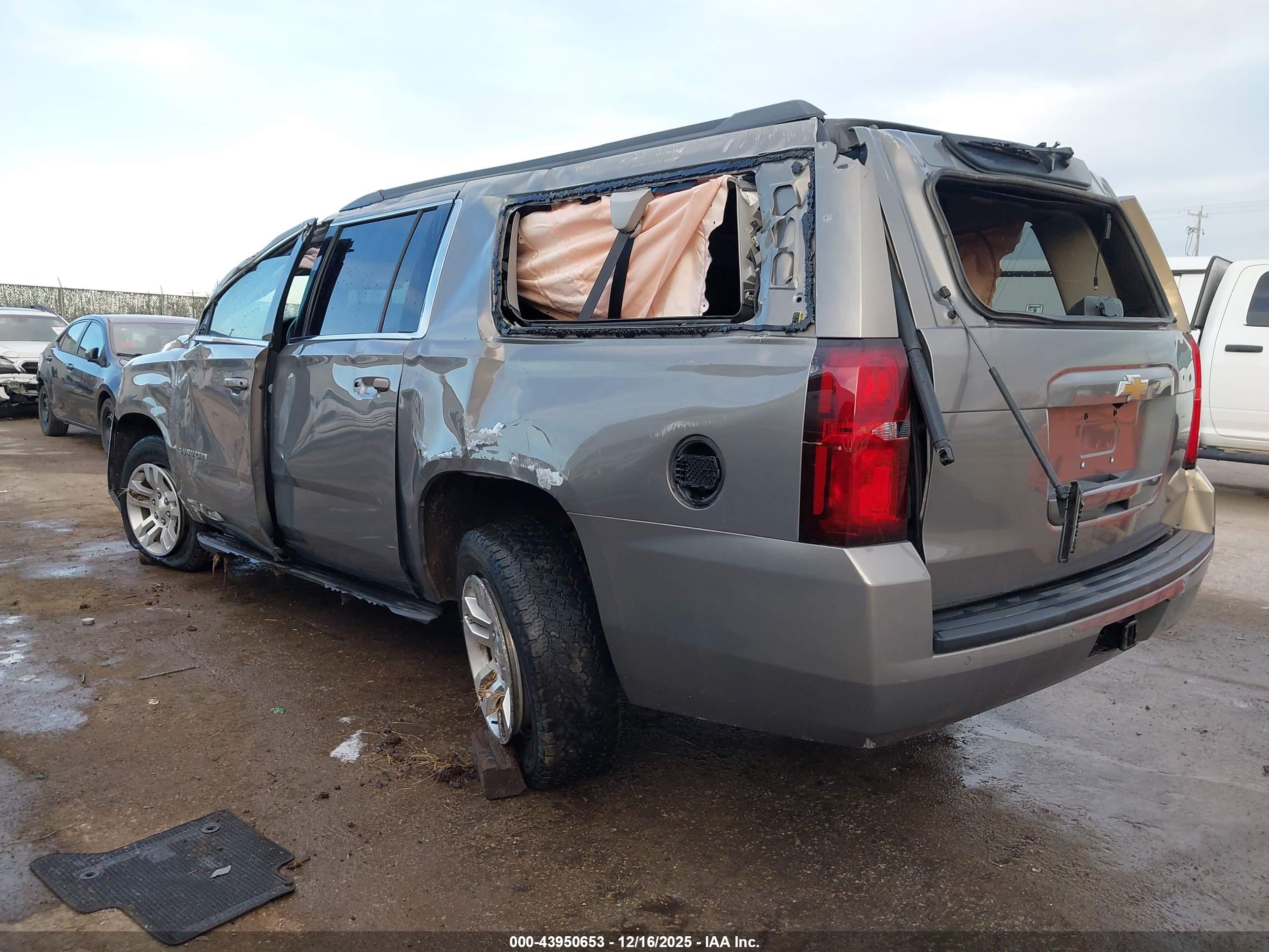 CHEVROLET SUBURBAN image 3