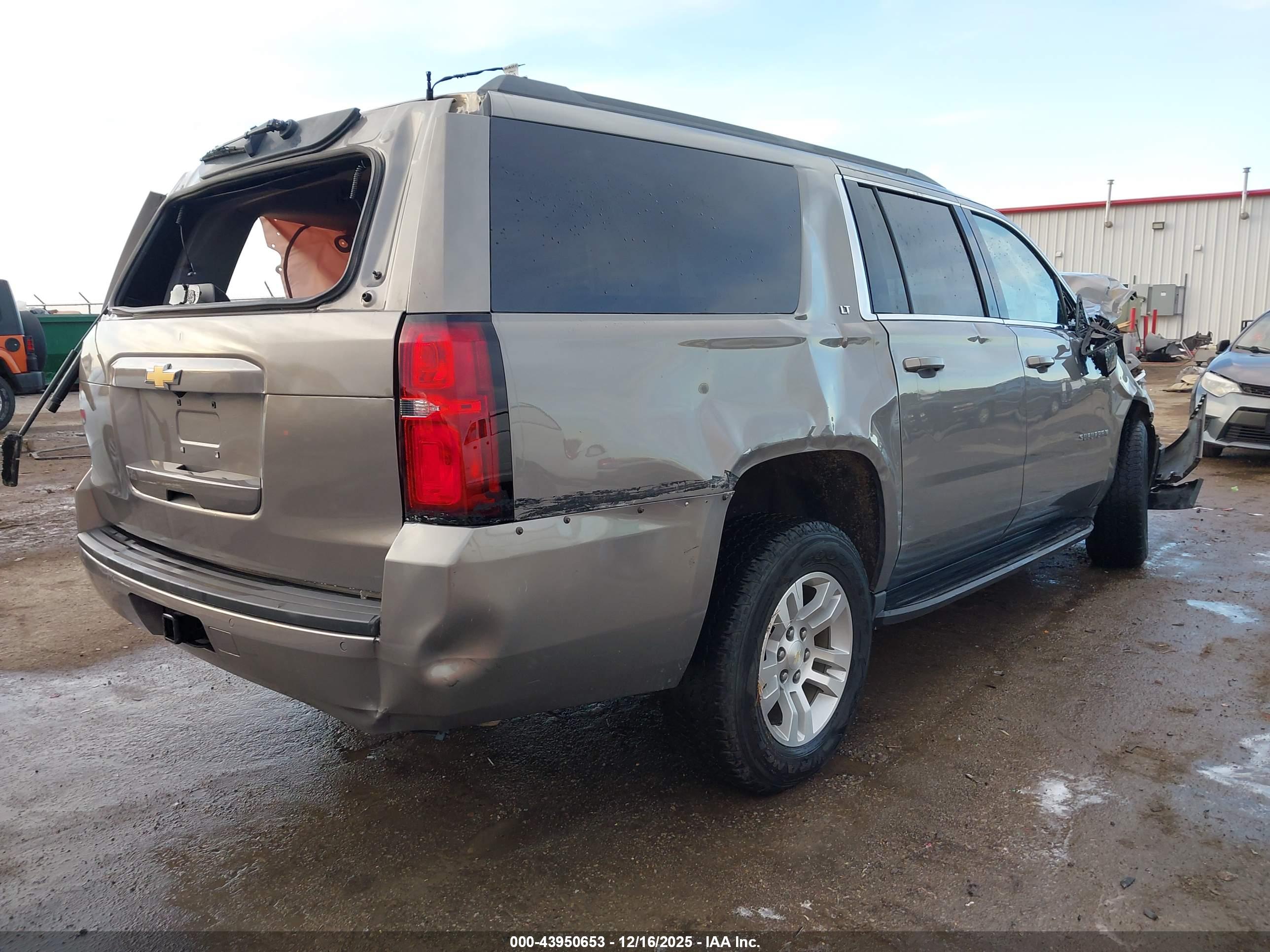 CHEVROLET SUBURBAN image 4