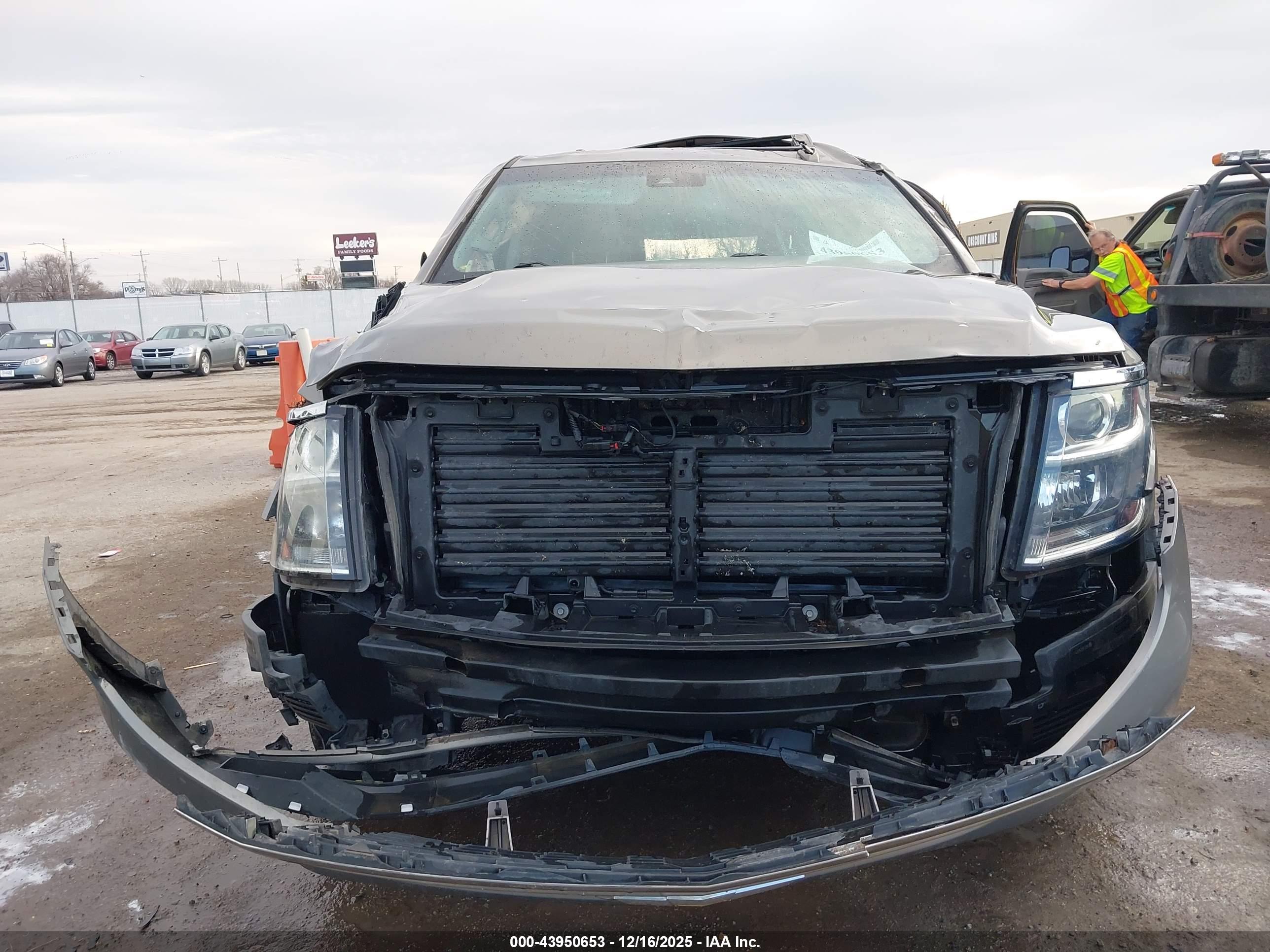 CHEVROLET SUBURBAN image 6