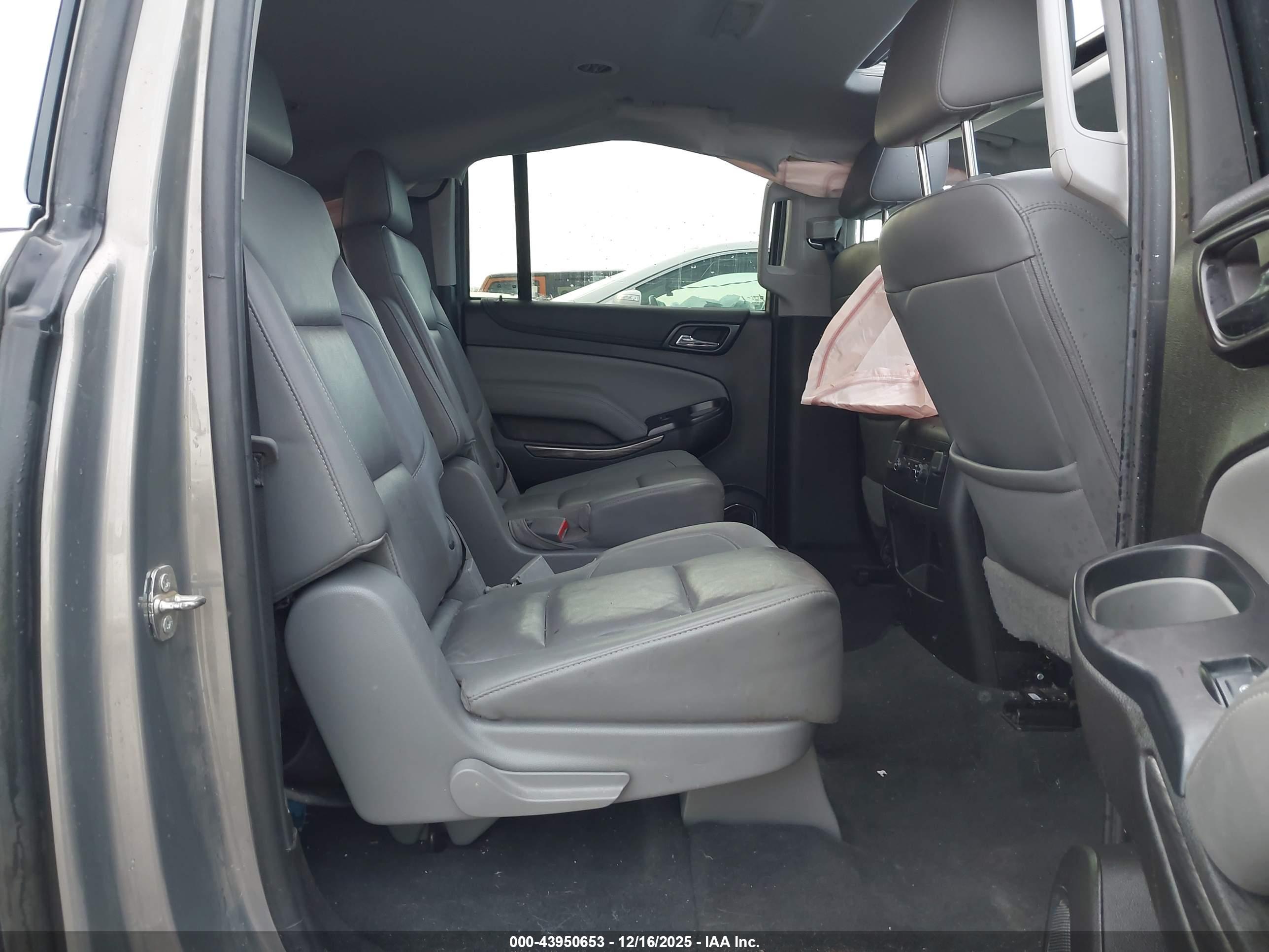 CHEVROLET SUBURBAN image 8