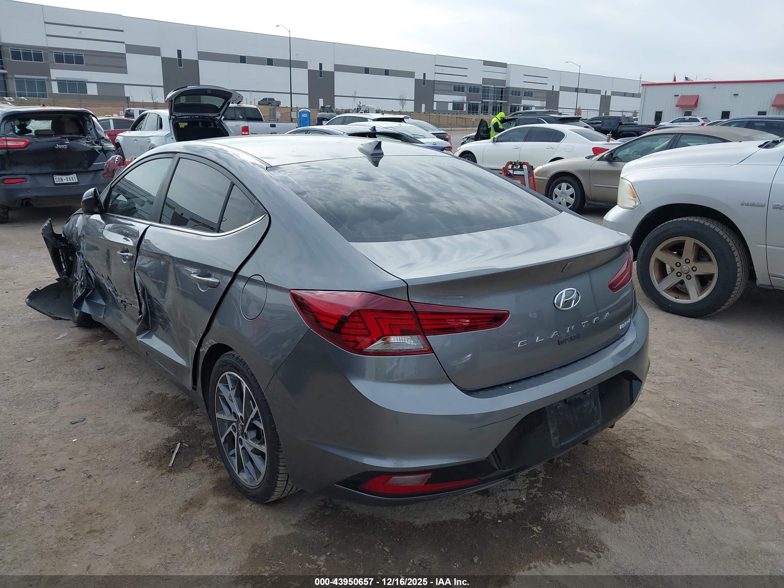 HYUNDAI ELANTRA image 3