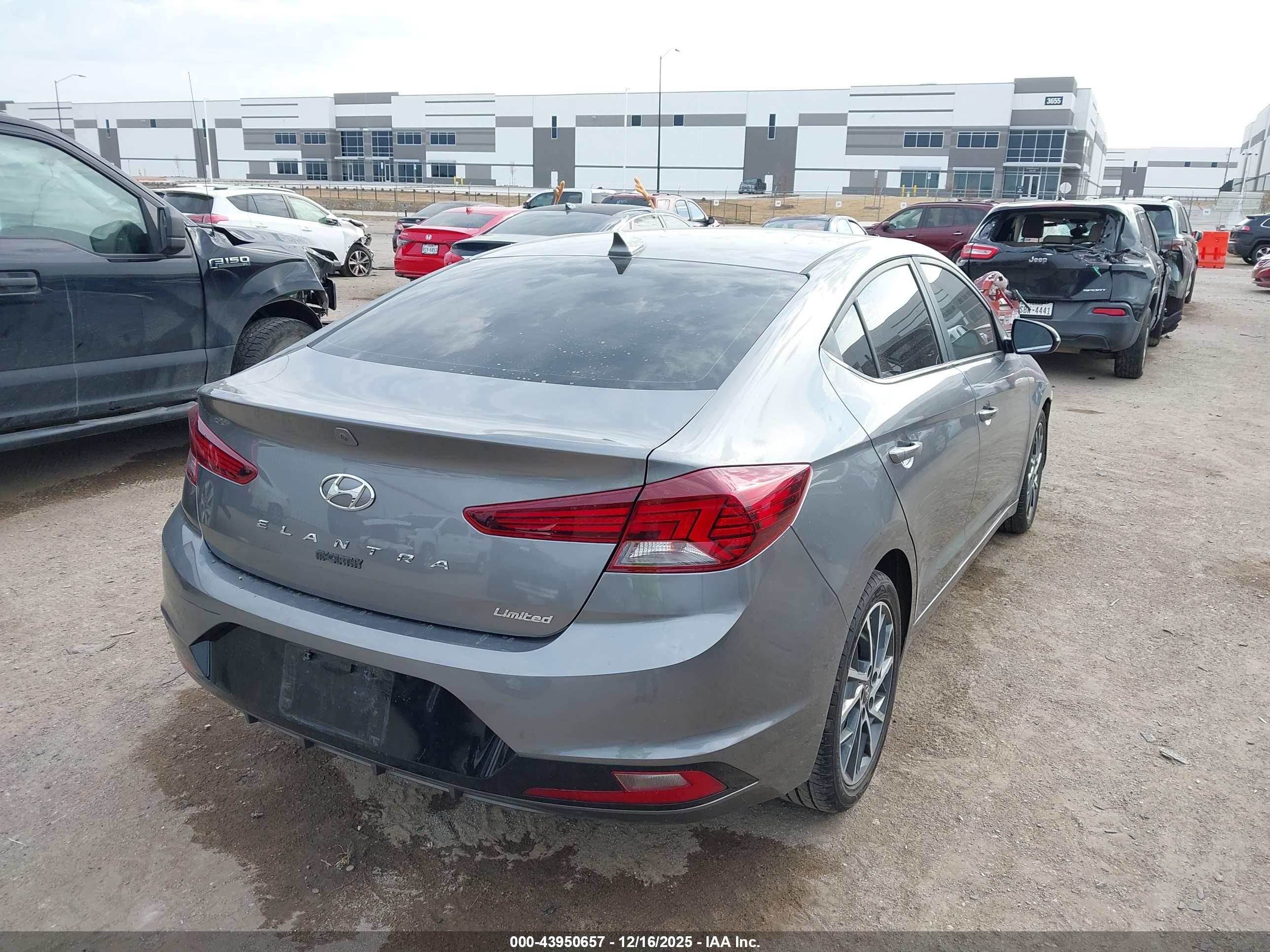 HYUNDAI ELANTRA image 4