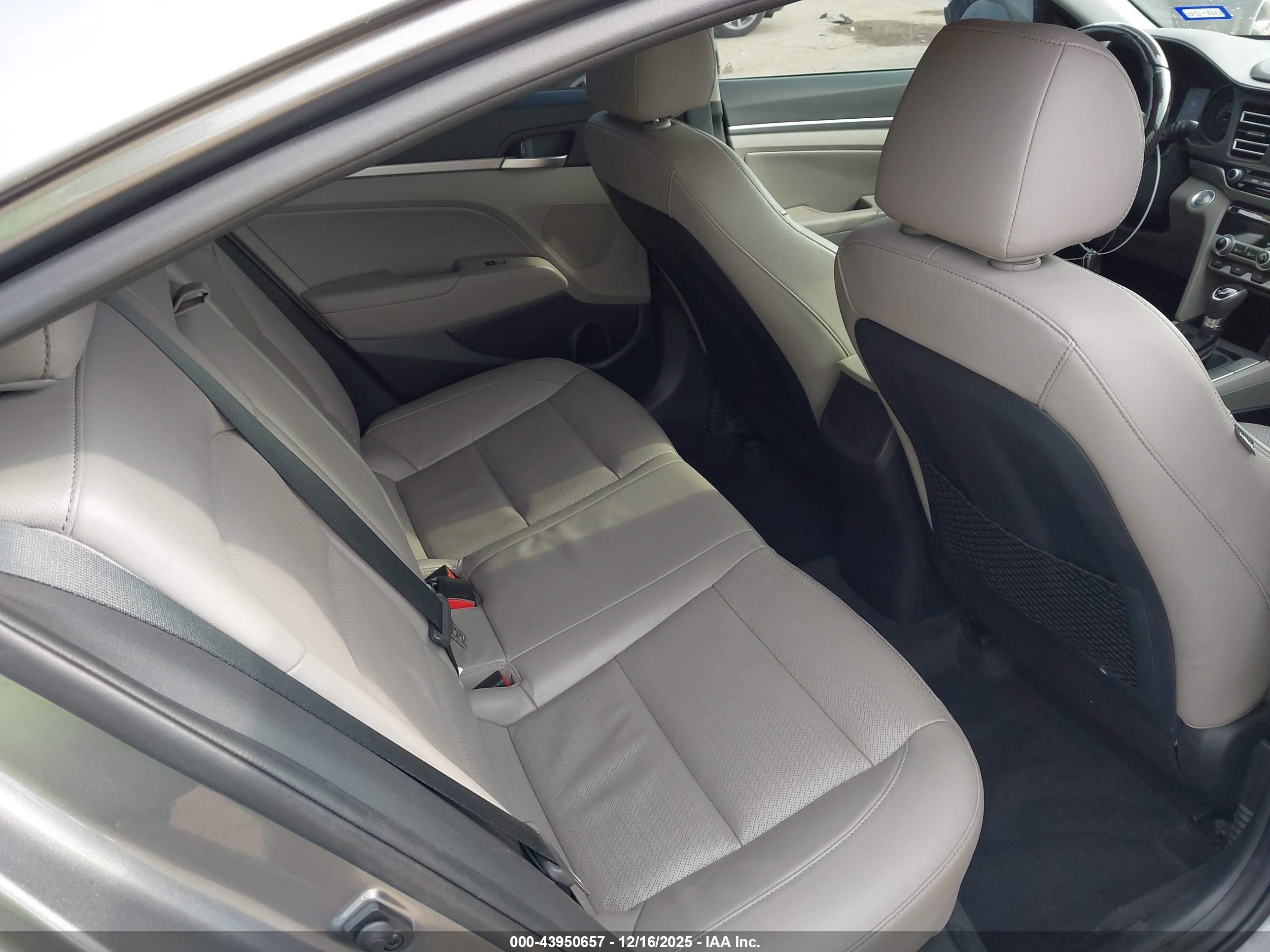 HYUNDAI ELANTRA image 8