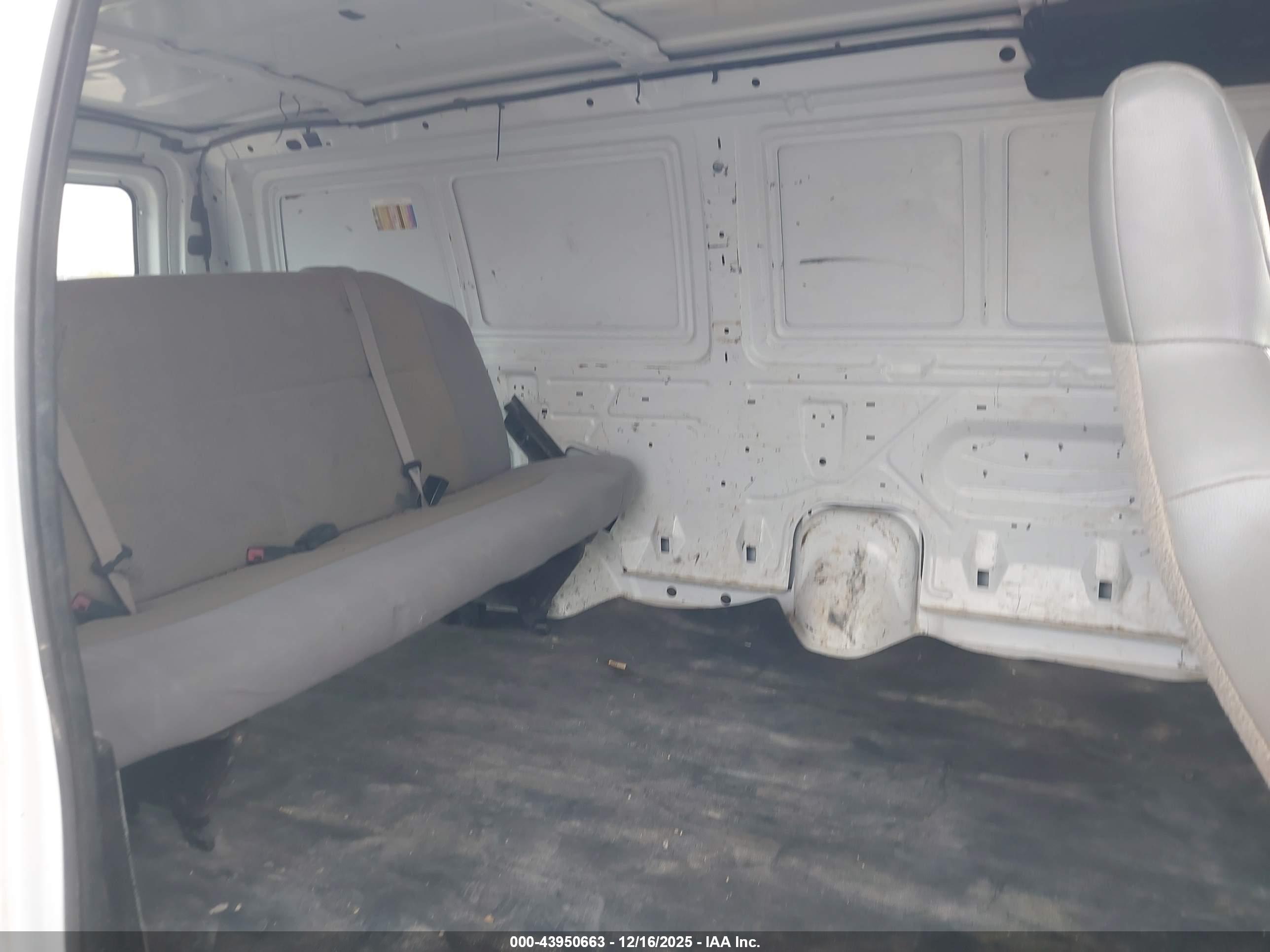 FORD E-150 image 8