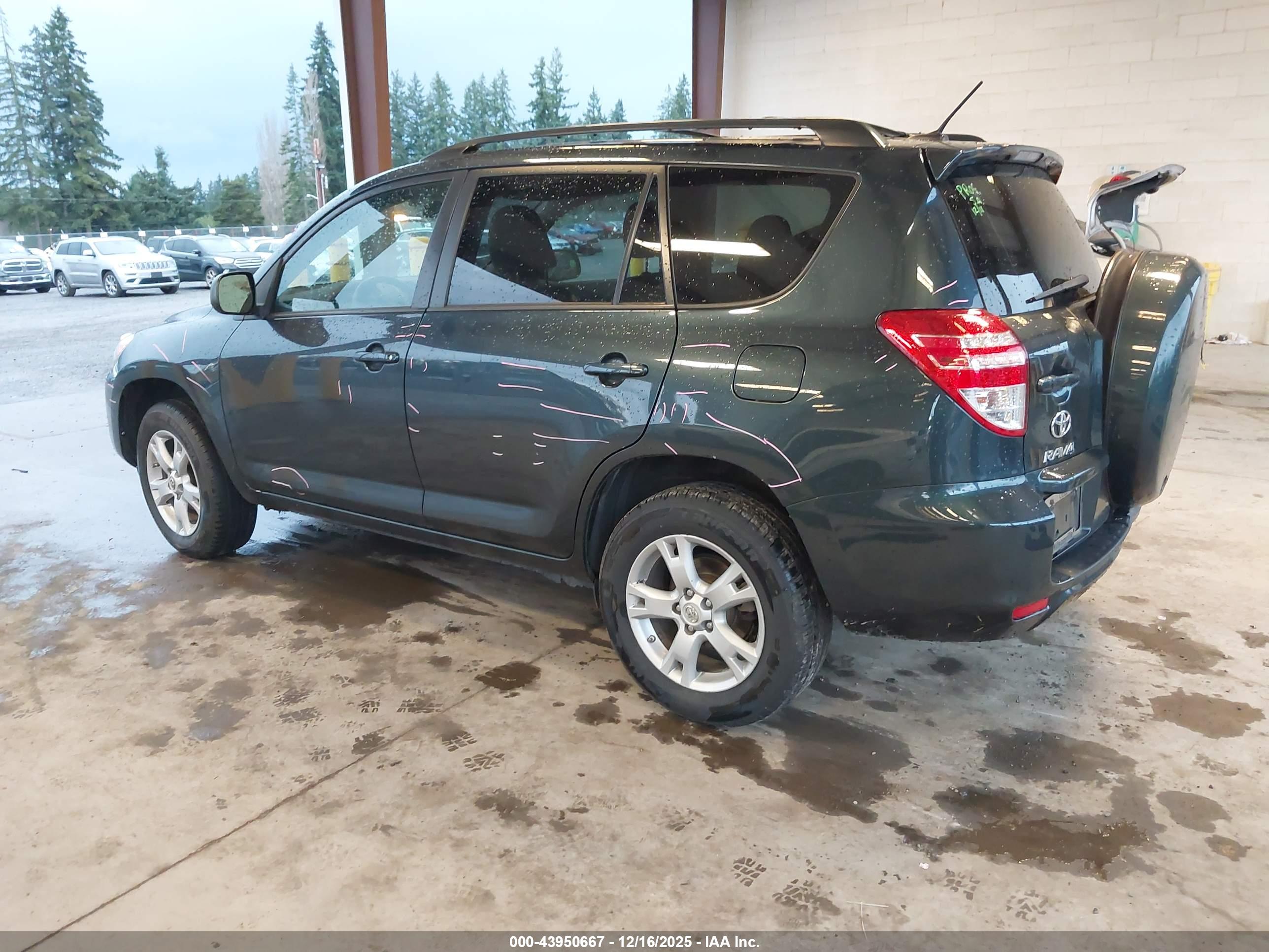 TOYOTA RAV4 image 3