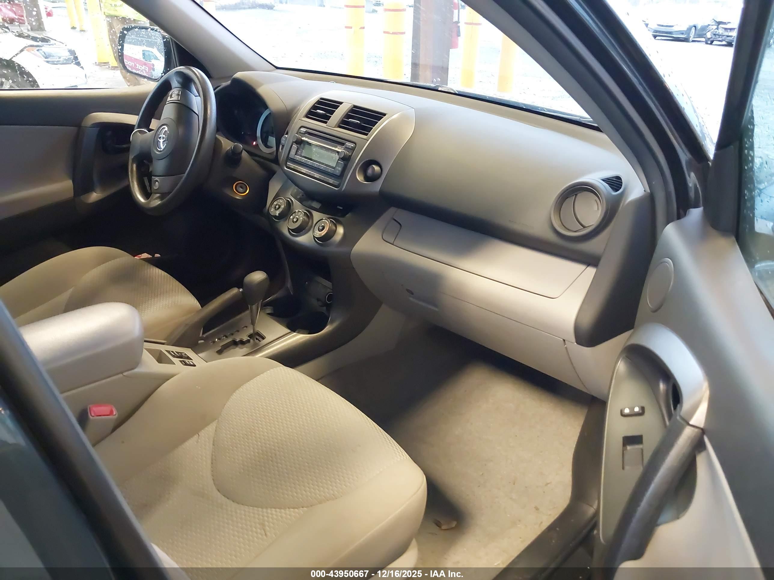 TOYOTA RAV4 image 5
