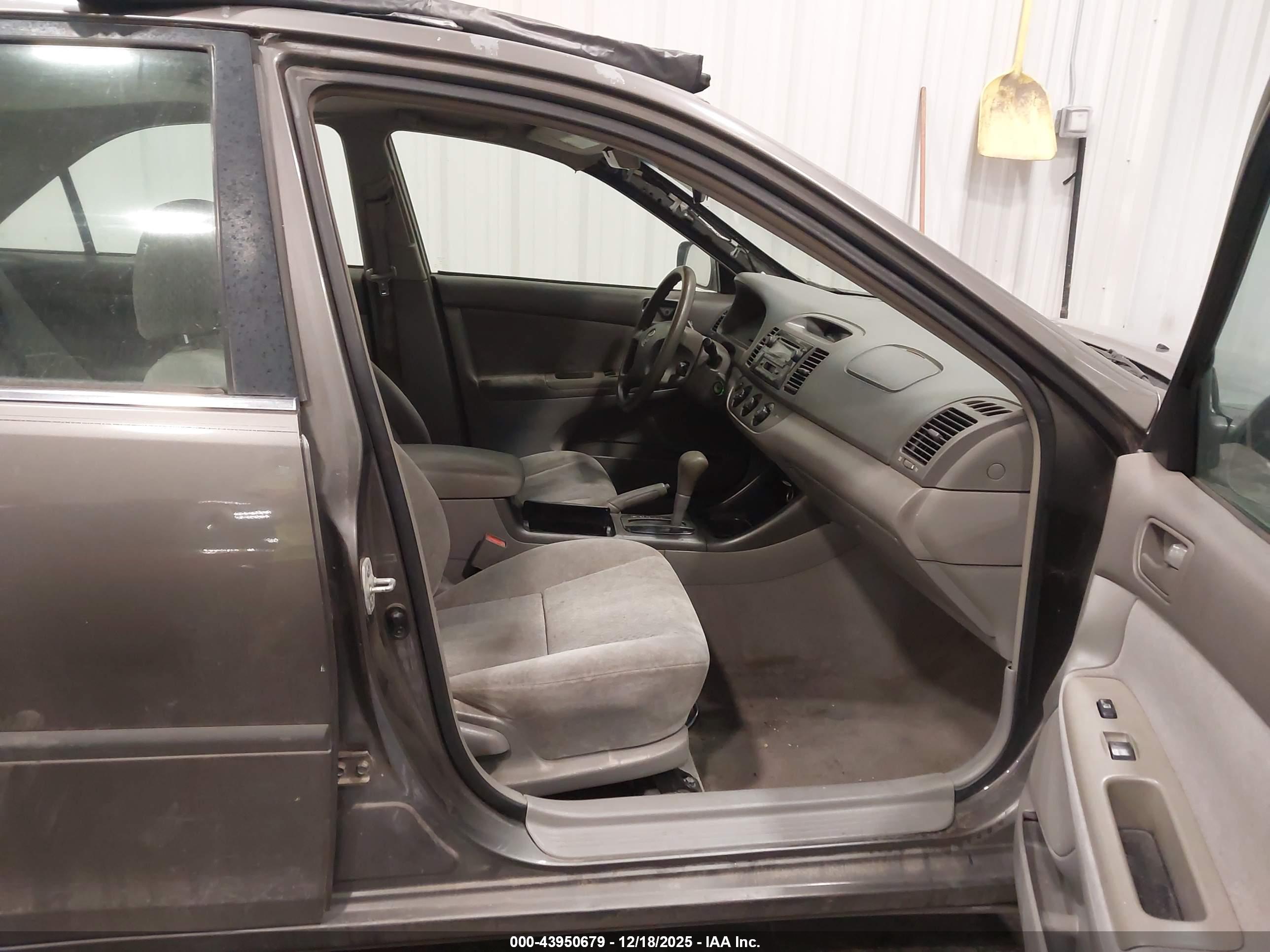 TOYOTA CAMRY image 5